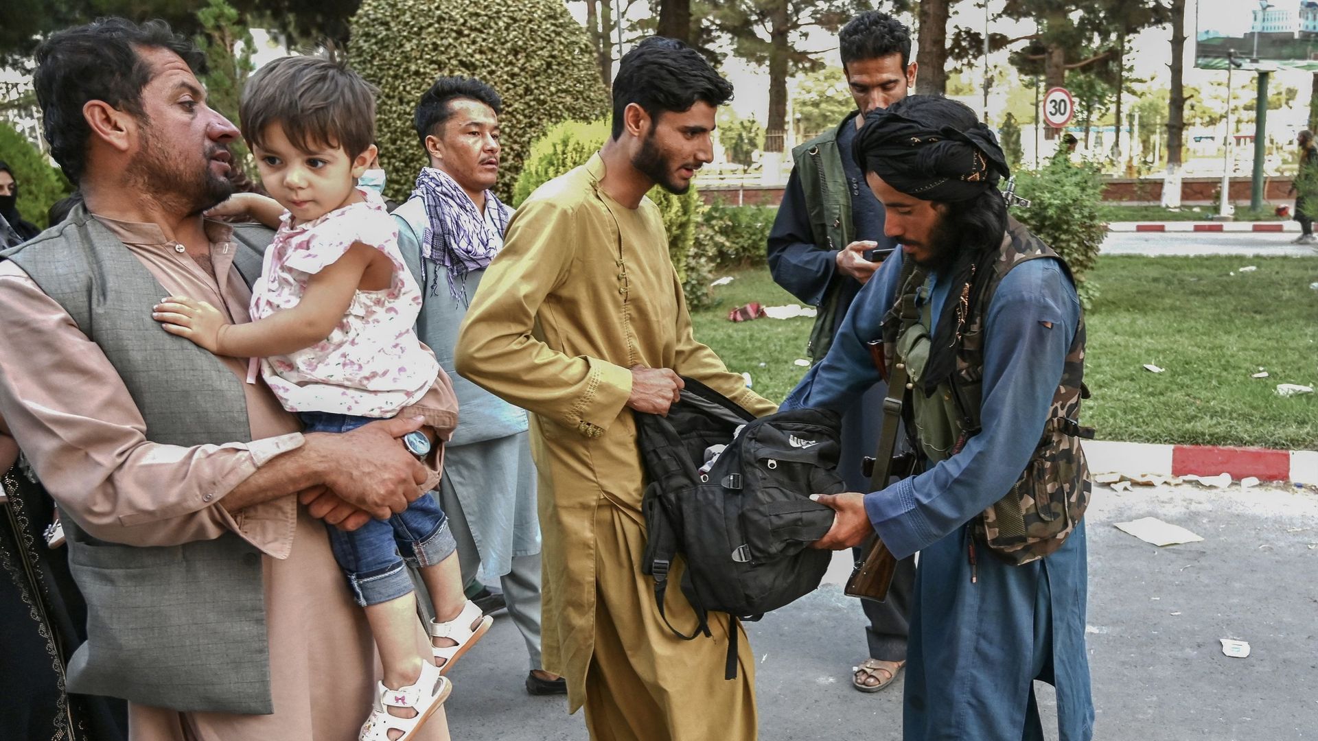 les-talibans-ne-tiennent-pas-leur-promesse-sur-l-acces-des-afghans-a-l-aeroport-de-kaboul