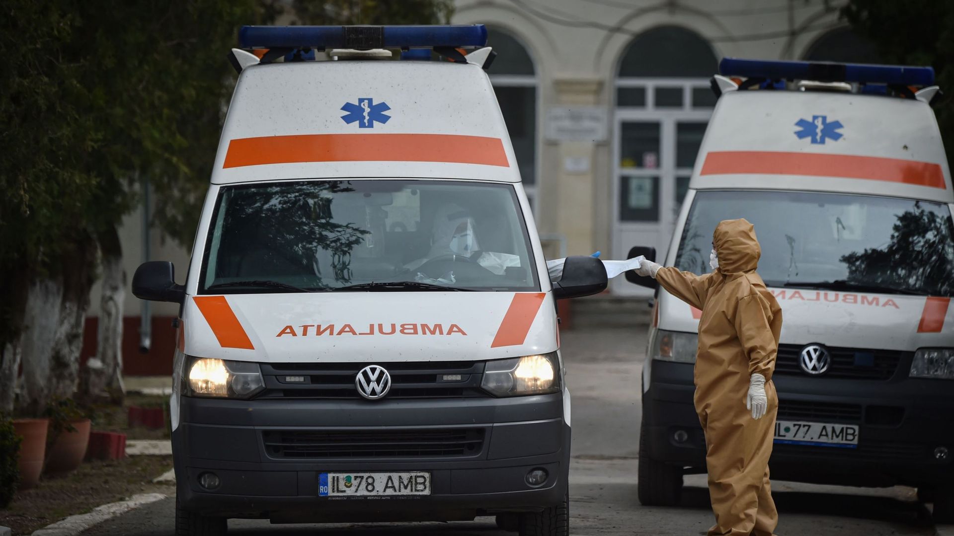 Ambulance devant un hôpital roumain