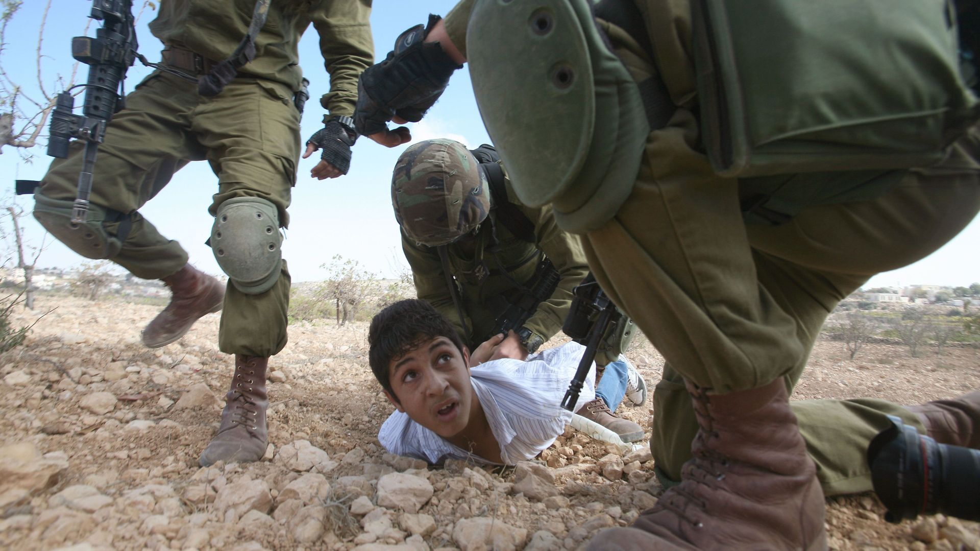 Un jeune palestinien arrêté par des soldats israéliens, près de Beit Omar, au nord de Gaza