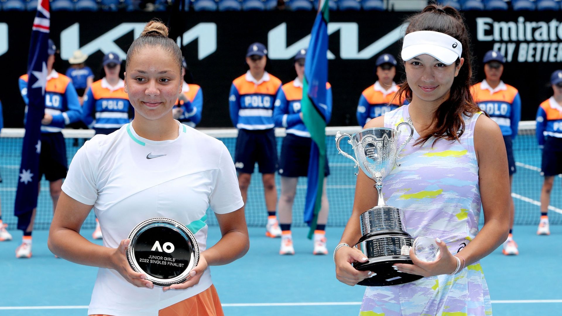 Sofia Costoulas (à gauche) et son trophée de finaliste de l’Open d’Australie de tennis