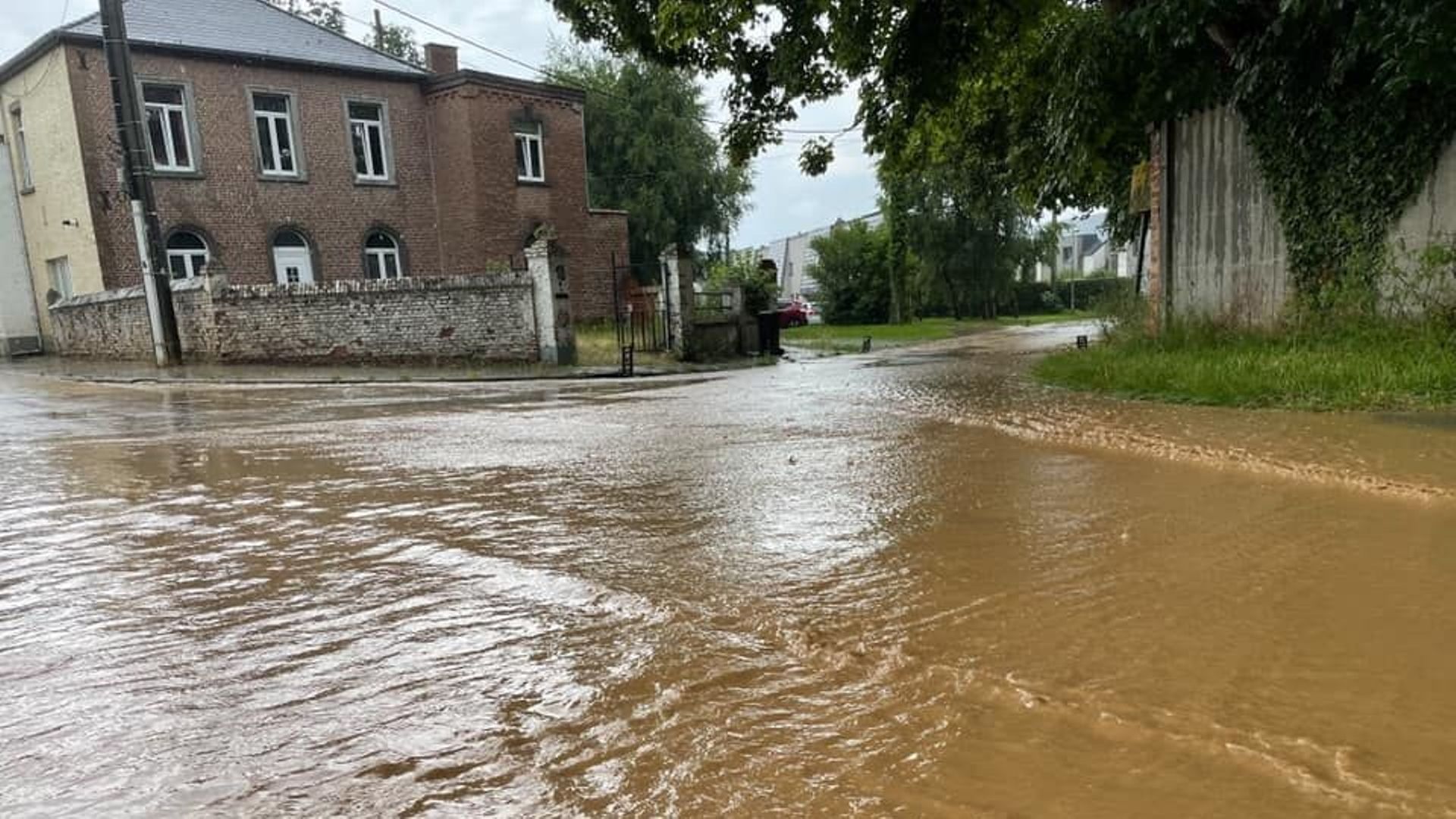 Des rues sous eau à Chastre, une nouvelle fois touchée par des pluies très intenses ce samedi.