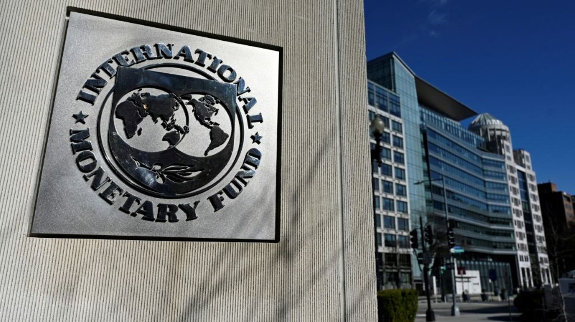 Le logo du Fonds monétaire international sur un bâtiment de l'institution à Washington, le 26 janvier 2022