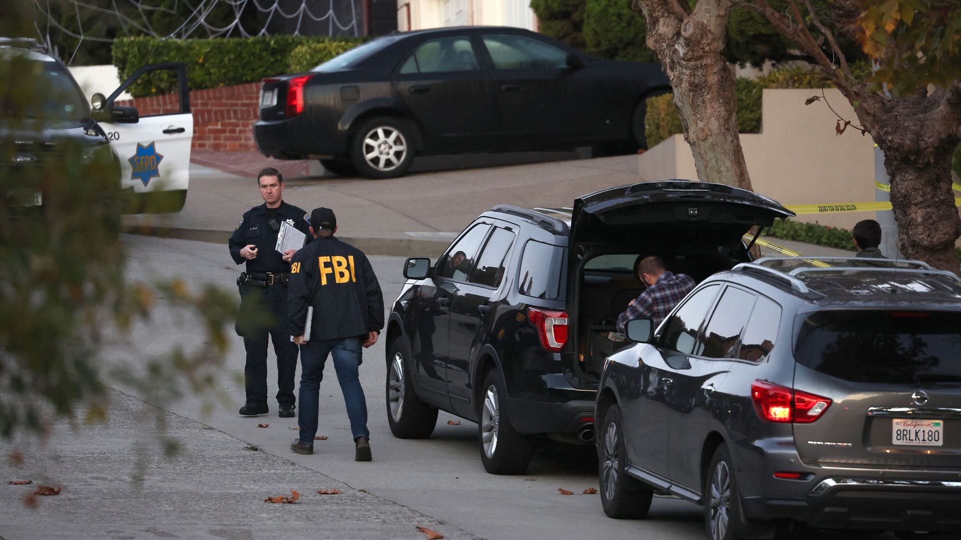 Des agents du FBI déployés devant le domicile de Nacy et Paul Pelosi à San Francisco, le 29 octobre 2022.