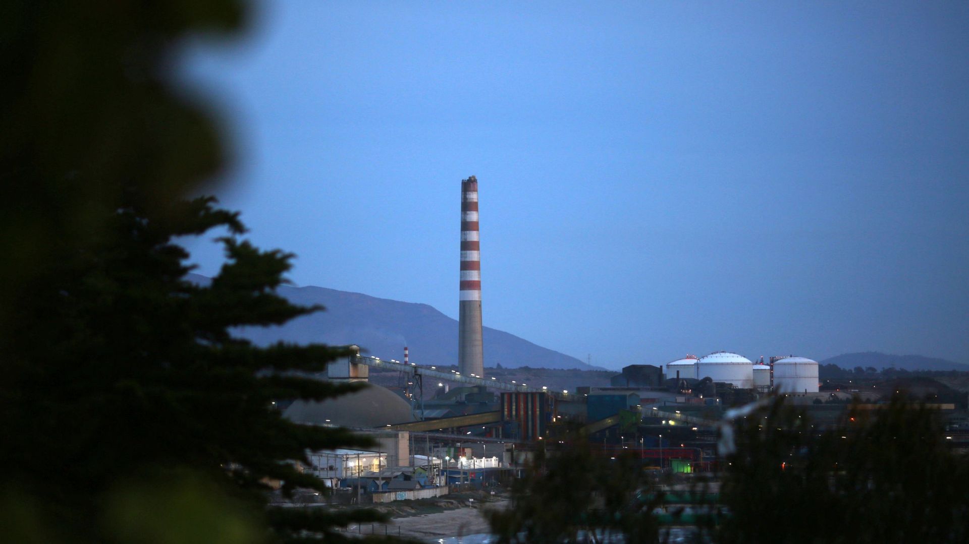 Vue de la cheminée de la fonderie de cuivre de la société Codelco à Puchuncavi, dans la région de Valparaiso, au Chili, le 8 octobre 2019.
