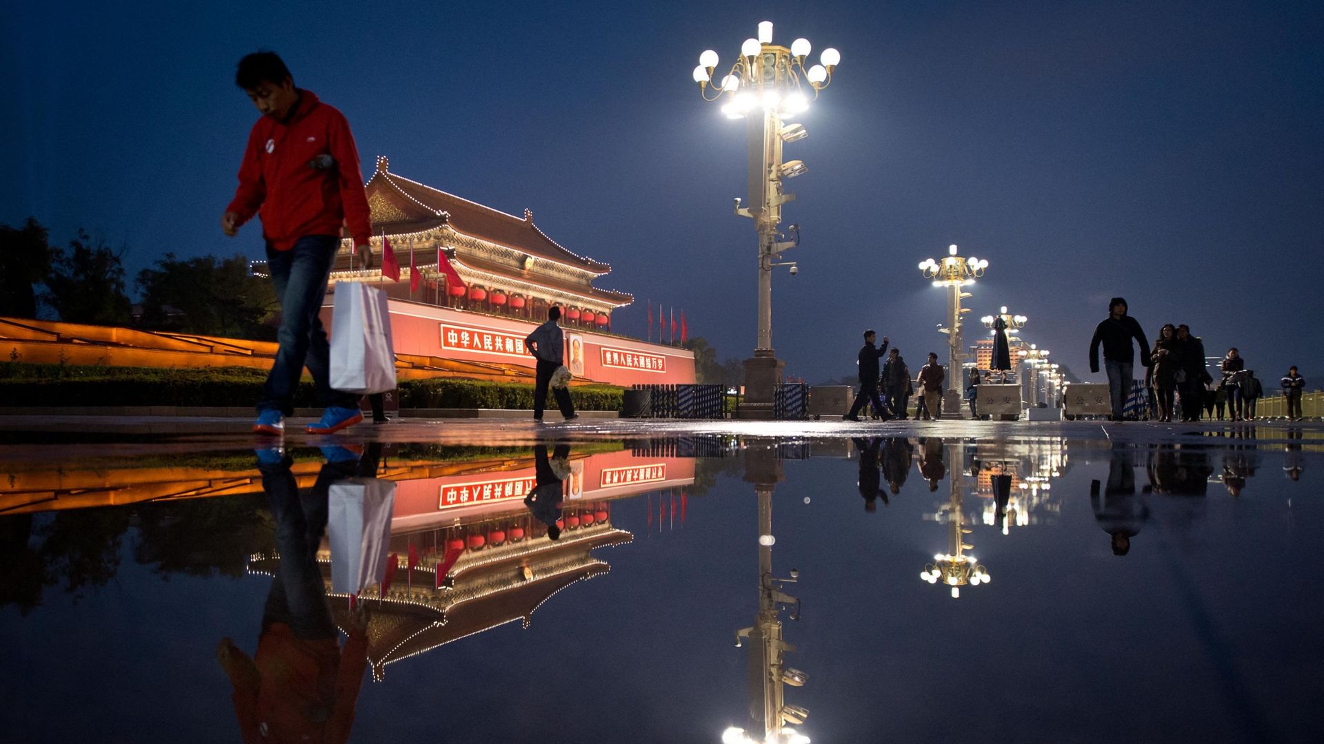 La porte de Tiananmen se reflète dans une flaque d’eau après de fortes pluies à Pékin le 10 novembre 2012.