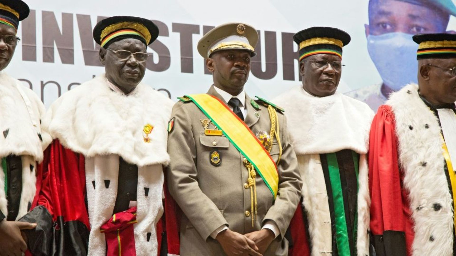 Le colonel Assimi Goita avec les juges de la Cour suprême lors de son investiture à Bamako le 7 juin 2021