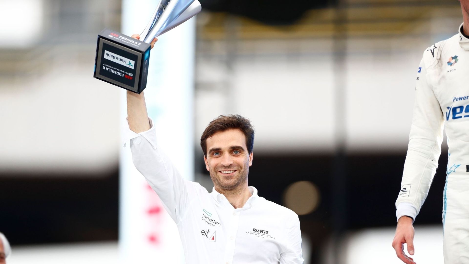 Jérôme D'Ambrosio soulève un trophée en Formula E.