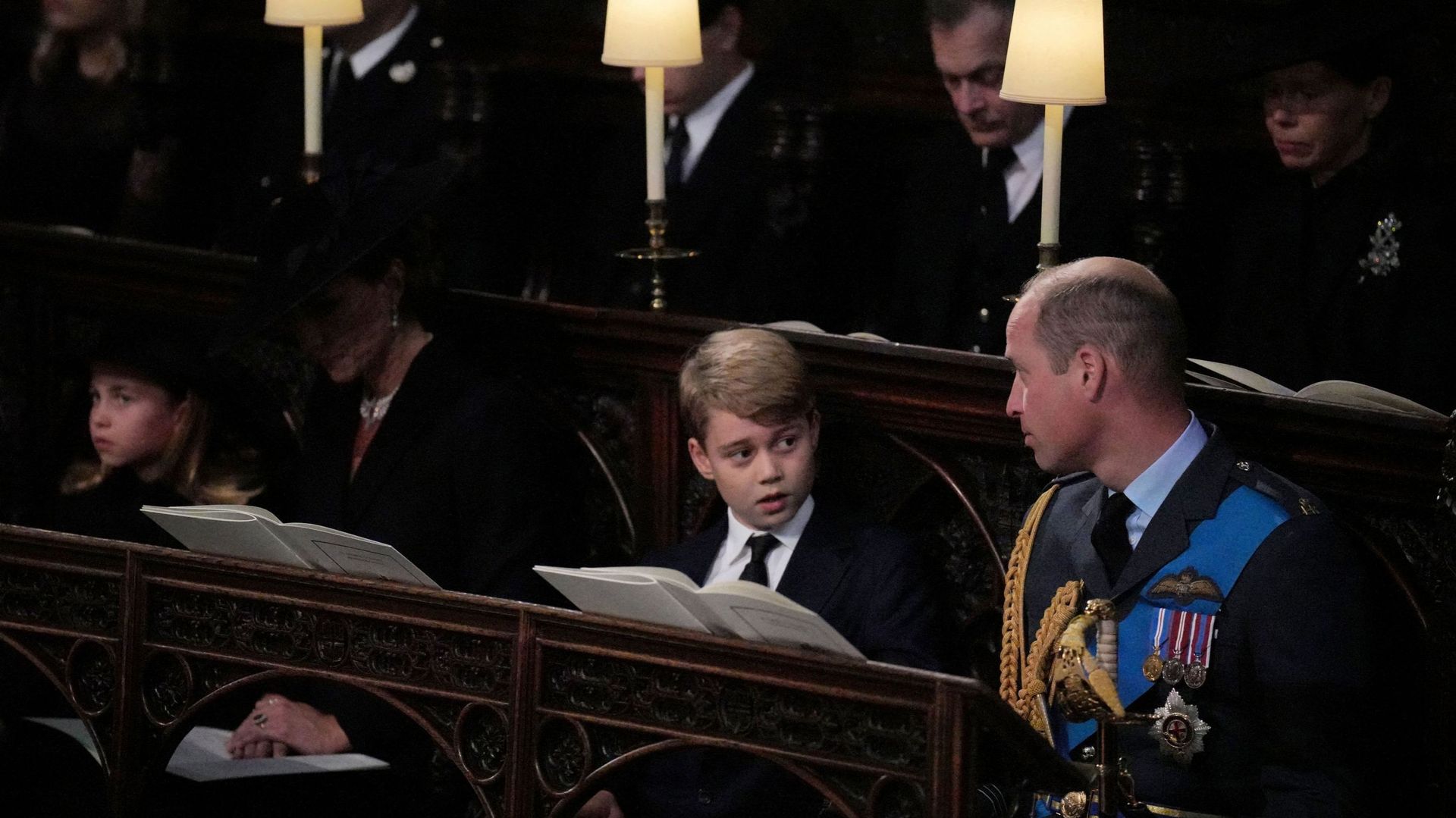 Le prince William et la princesse Kate accompagnés de leurs deux enfants aînés dans l’abbaye de Westminster.
