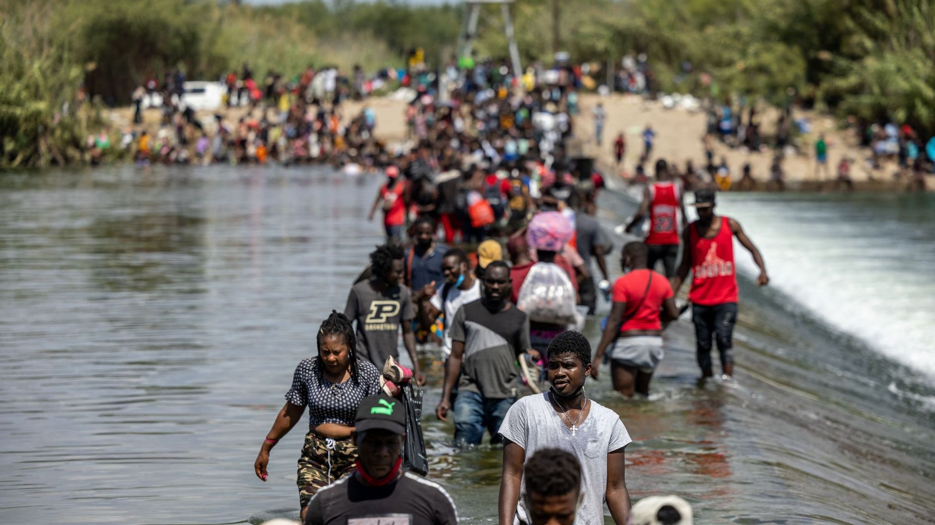 Hier, des milliers de migrants traversait encore le fleuve Rio Grande vers Del Rio au Texas. 
