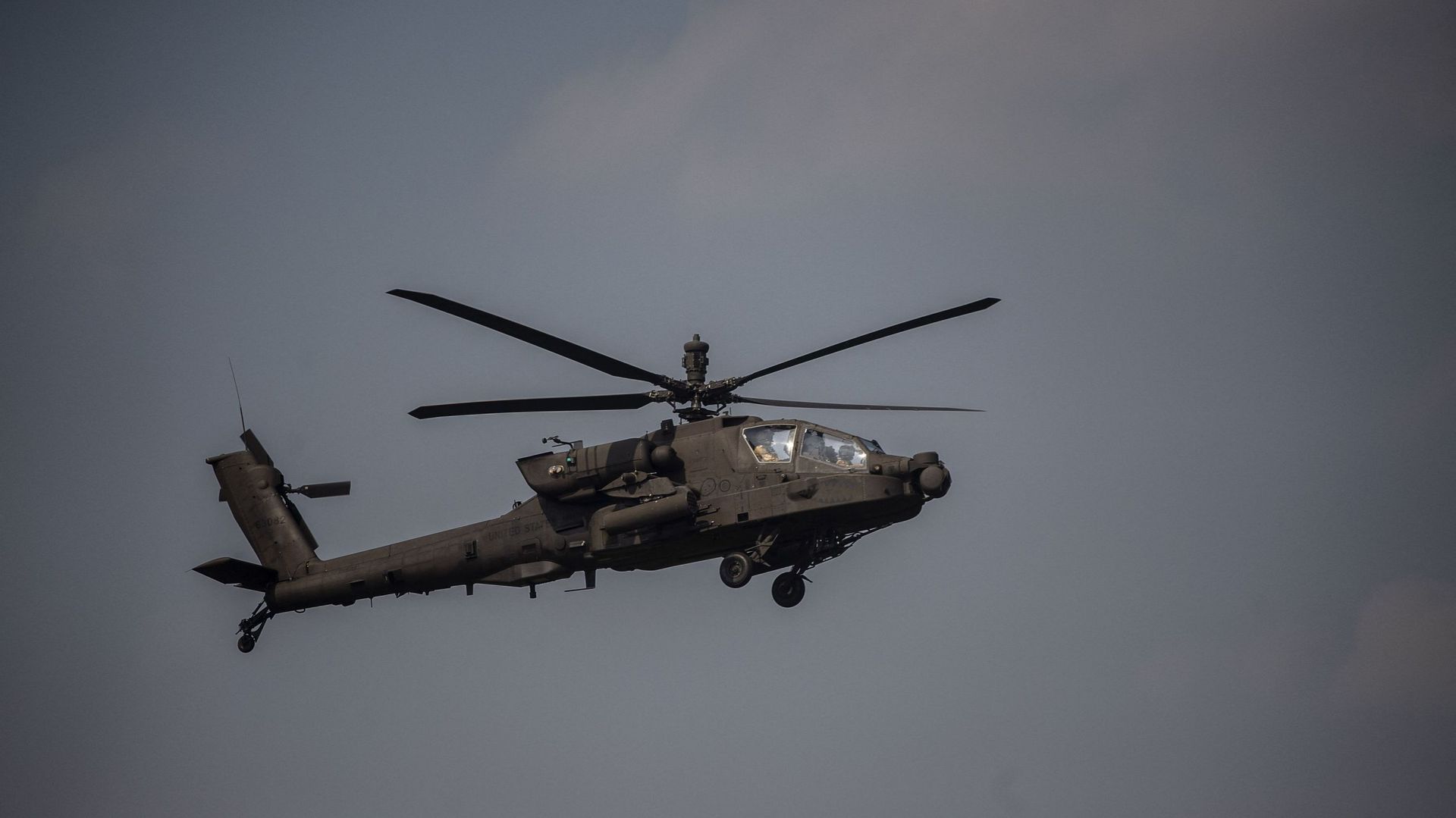 Un hélicoptère Apache AH-64 de l’armée américaine effectue des manœuvres pendant l’exercice militaire conjoint Super Garuda Shield 2022 avec l’Indonésie à Baturaja, dans le sud de Sumatra, le 12 août 2022. Juni Kriswanto / AFP
