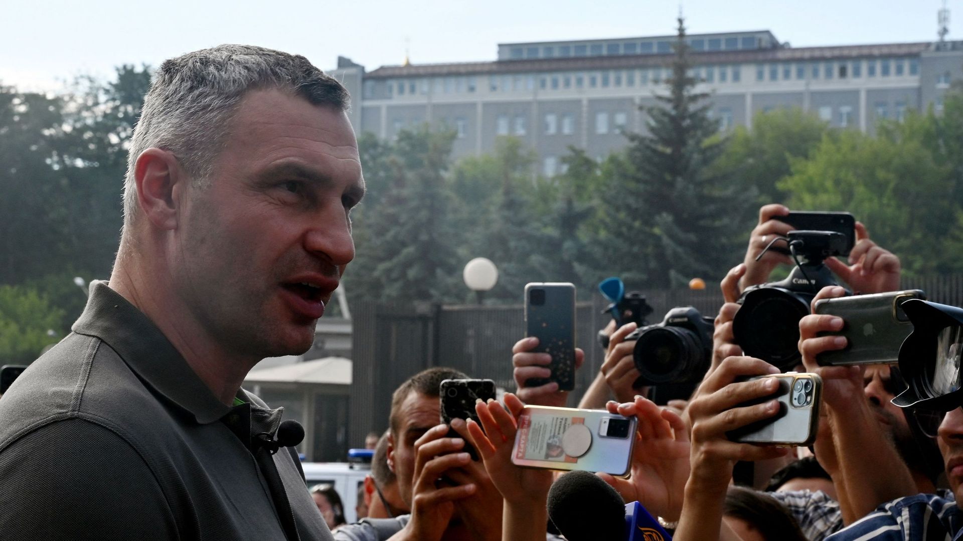 Le maire de Kiev, Vitali Klitschko, parle aux journalistes à côté d’un immeuble résidentiel endommagé, touché par des missiles russes, à Kiev, le 26 juin 2022, en pleine invasion de l’Ukraine par la Russie. "Le sommet du G7 doit répondre par plus de sanct