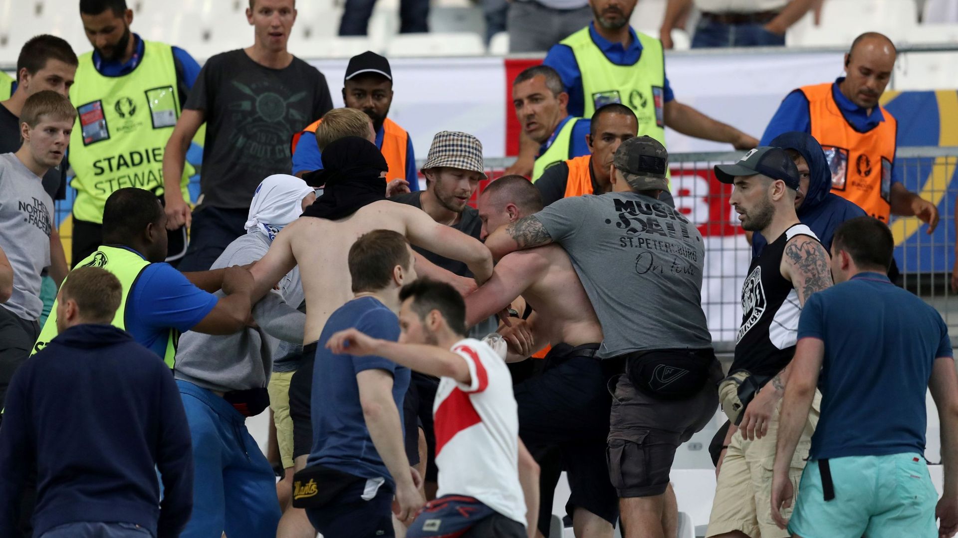L'Angleterre accuse les hooligans russes et la police française