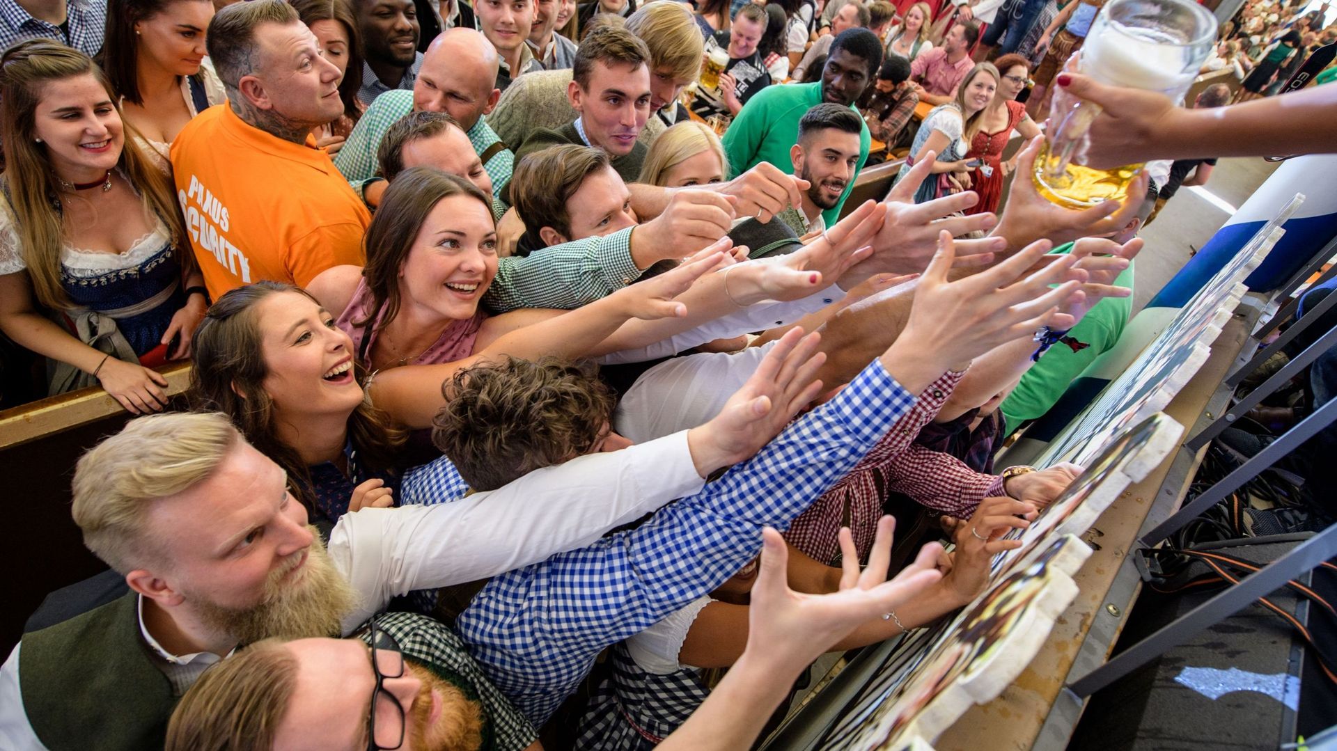 Des dizaines de milliers de visiteurs pour la première journée de l'Oktoberfest à Munich