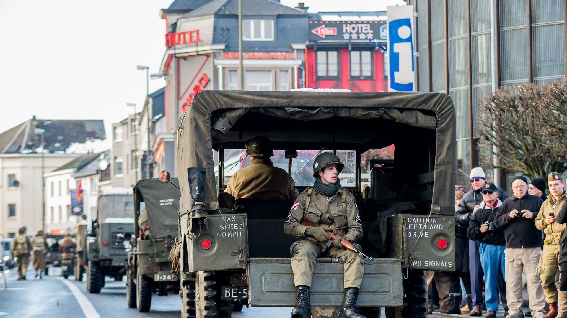 Bastogne : défilé des véhicules militaires