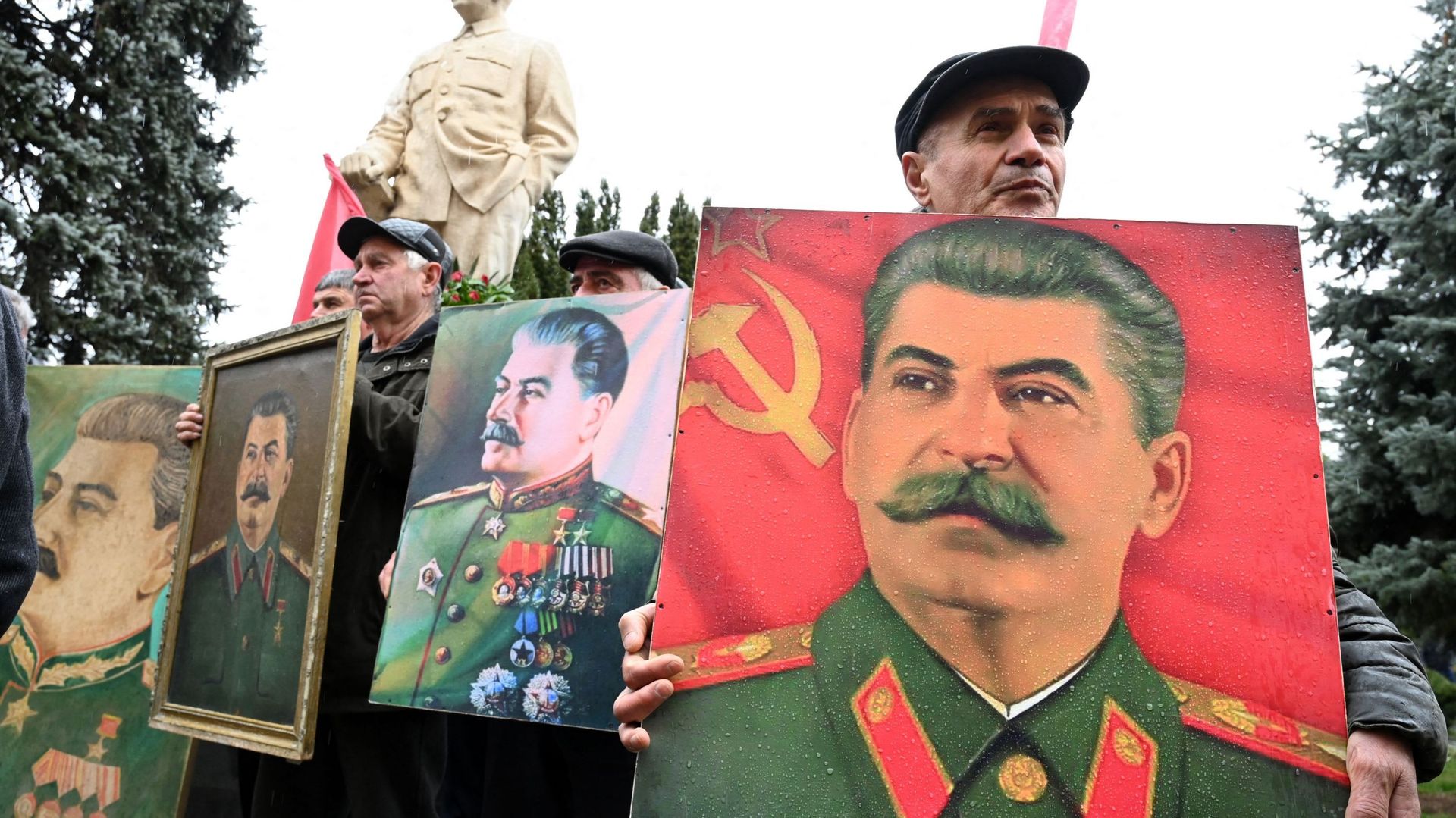 Des personnes portent les portraits du défunt dirigeant soviétique Joseph Staline lors d’une cérémonie commémorative marquant le 70e anniversaire de sa mort dans sa ville natale, Gori, le 5 mars 2023.