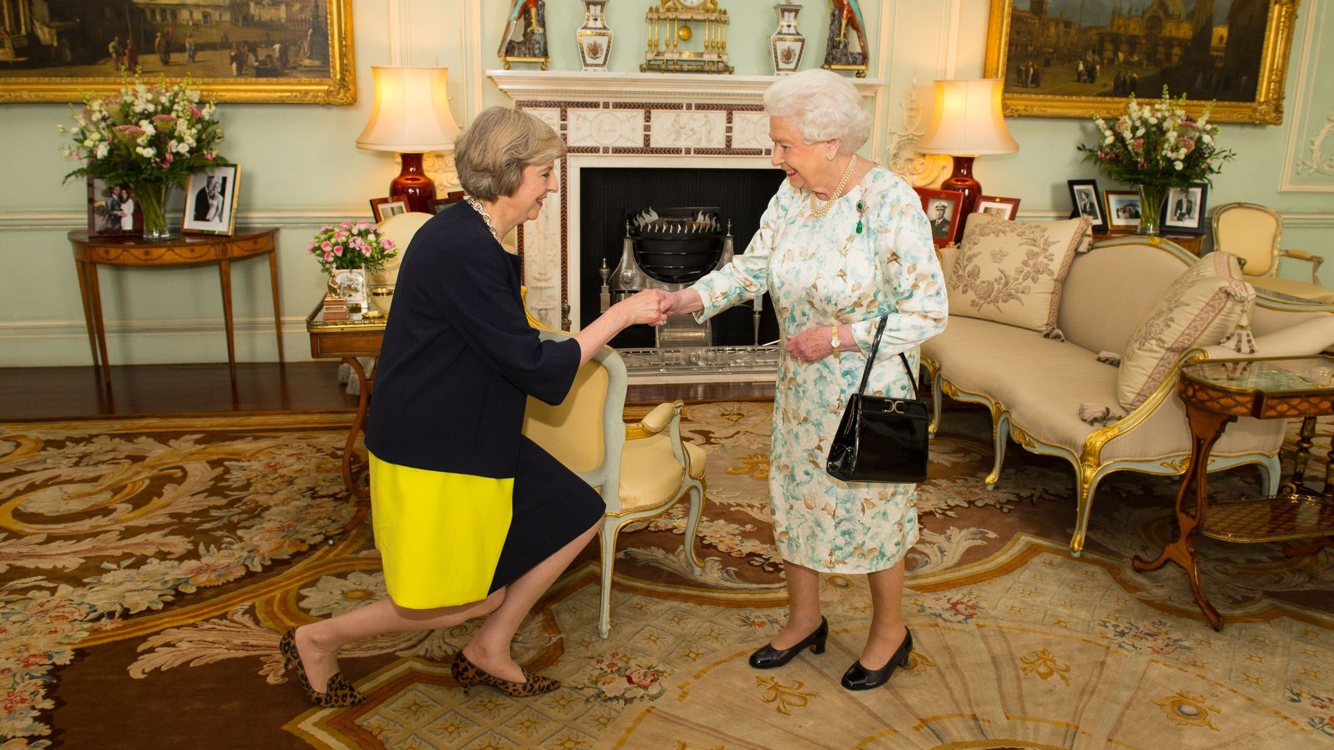 La reine Elizabeth II accueille Theresa May au début d'une audience où elle a invité l'ancien ministre de l'Intérieur à devenir Premier ministre et à former un nouveau gouvernement au palais de Buckingham le 13 juillet 2016 à Londres, en Angleterre.