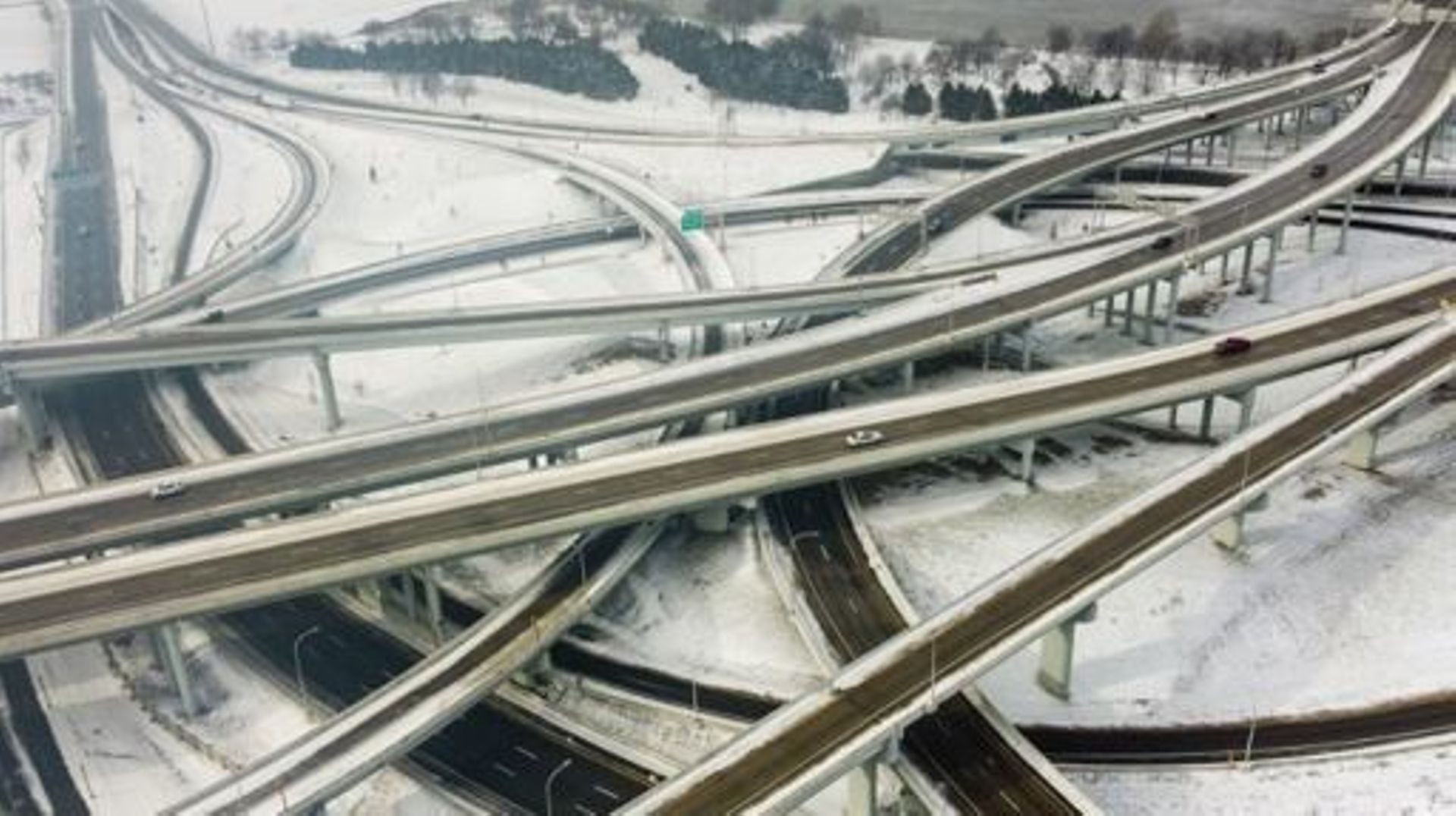 Des véhicules circulent sur une autoroute à Louisville, dans le Kentucky, sous des températures glaciales, le 23 décembre 2022. 