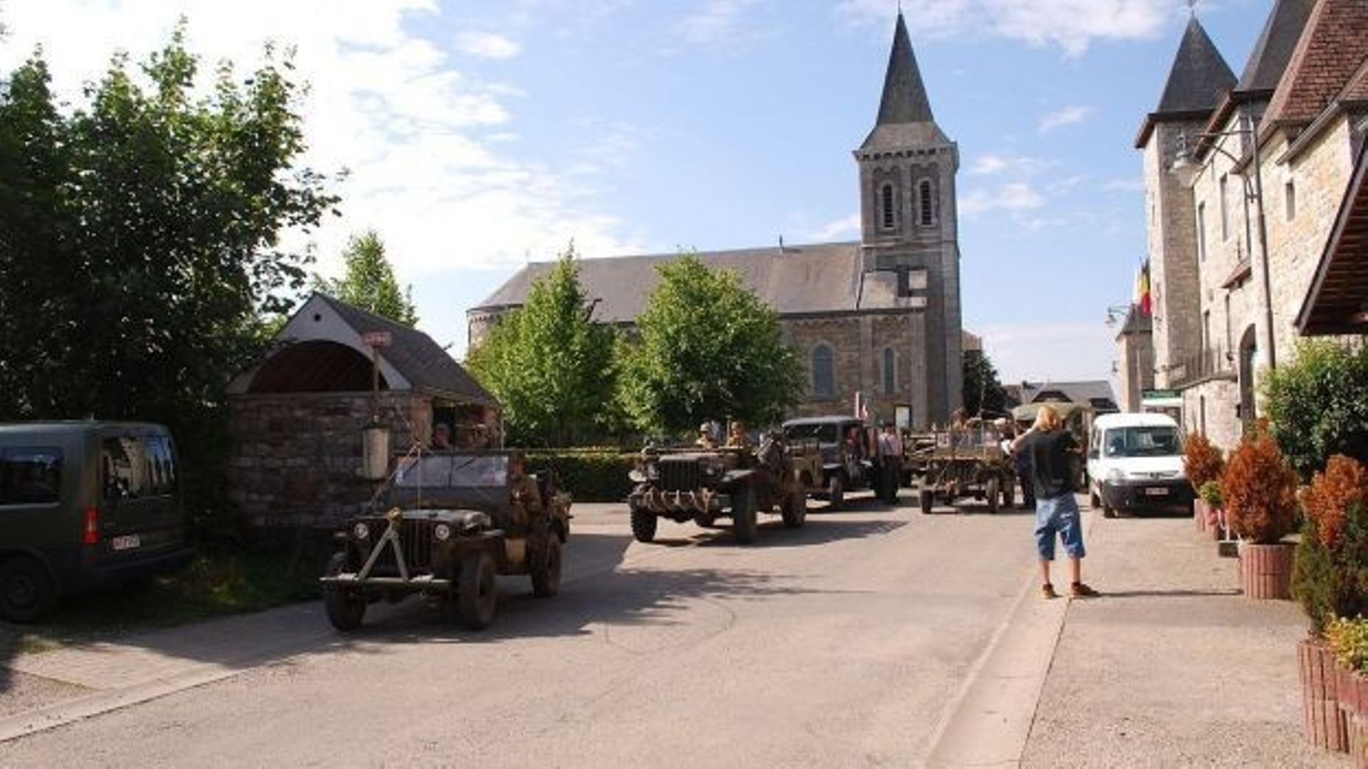 L’église et ses environs lors d’un défilé militaire américain