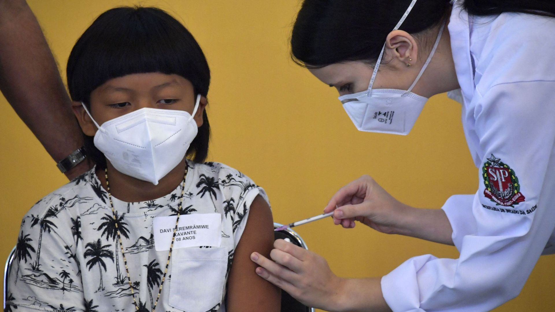 Davi Seremramiwe Xavante, petit garçon indigène de huit ans, a été le premier enfant brésilien vacciné, lors d'une cérémonie officielle à l'Hôpital des Cliniques de Sao Paulo.