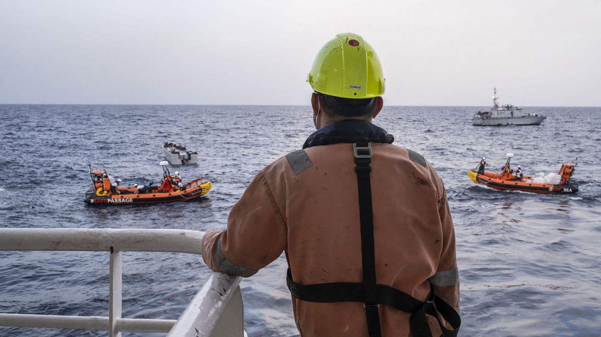 Cette photo publiée le 17 novembre 2021 par Médecins Sans Frontières (MSF) montre des membres de l’équipage du Geo Barents participant à une opération de recherche et de sauvetage de migrants à environ 30 miles des côtes libyennes.