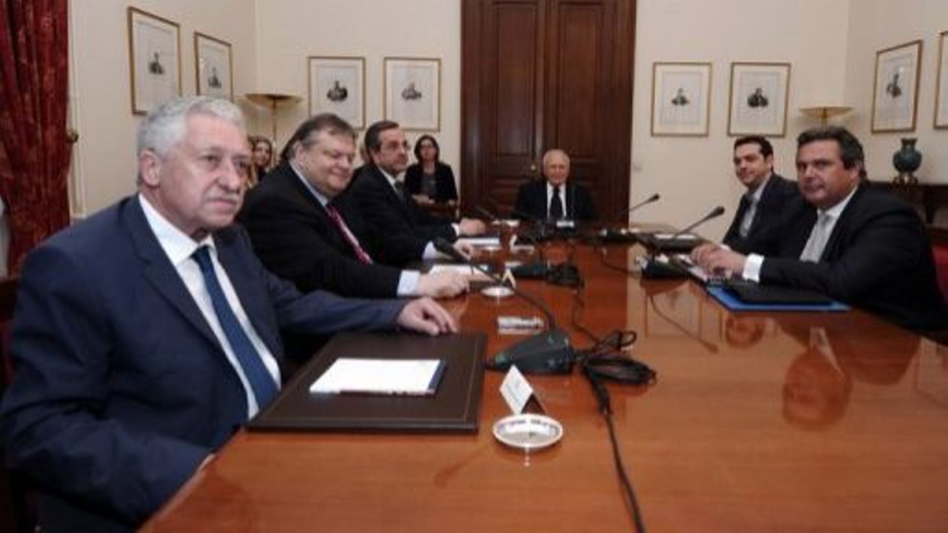 Réunion entre le président grec Carolos Papoulias (c) et les chefs de partis, le 15 mai 2012 à Athènes
