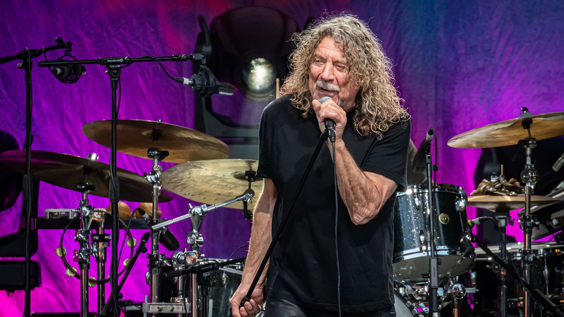 Robert Plant , chanteur et harmoniciste britannique dont la réputation internationale s'est établie avec le groupe rock Led Zeppelin, sur scène au Fredriksten Festning le 2 juillet 2019 à Halden, Norvège. 
