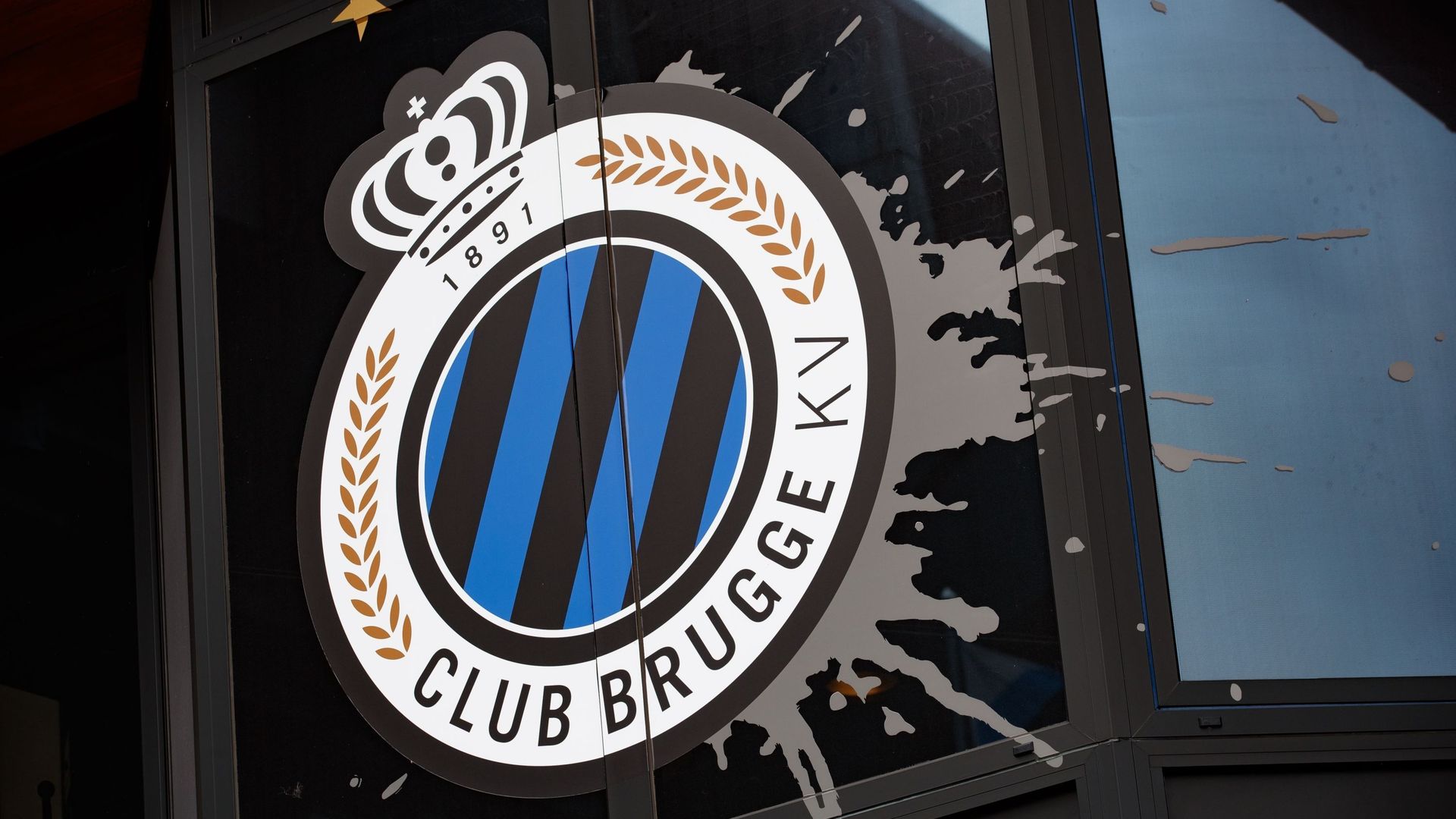 Le Club de Bruges veut se lancer dans les NFT et annonce qu’il mettra en vente des certificats relatifs à des objets exceptionnels et des moments forts de son histoire, dont ses supporters pourront se targuer d’être les propriétaires.