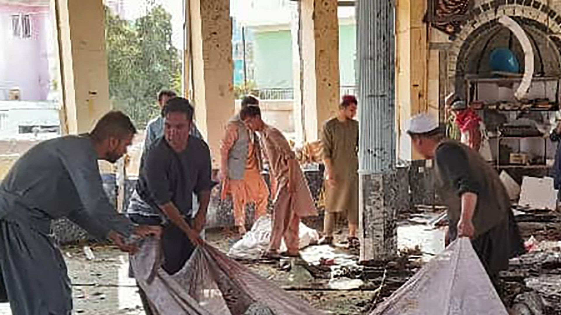 afghanistan-au-moins-50-morts-et-140-blesses-dans-l-explosion-dans-une-mosquee-de-kunduz