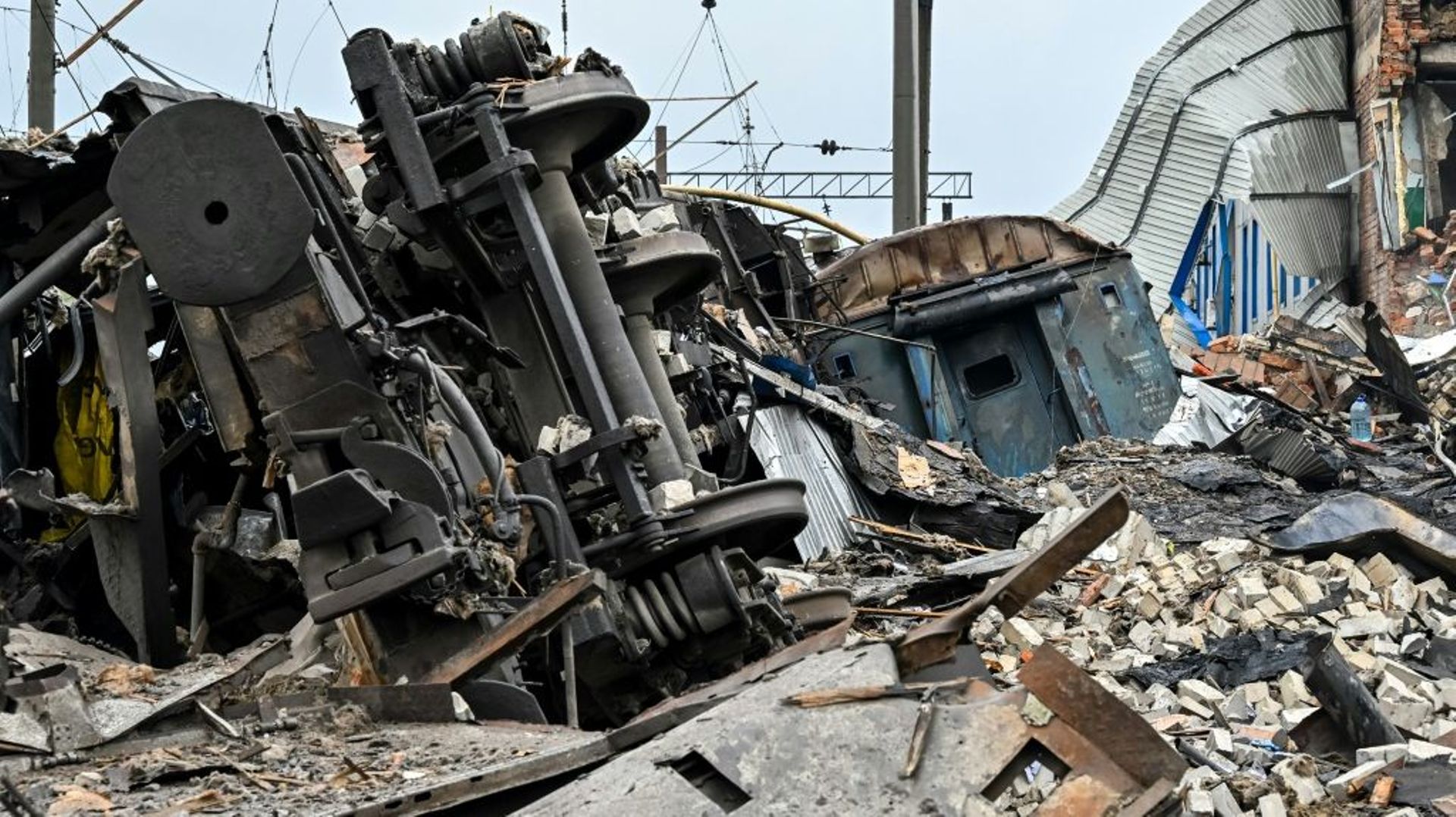 Un site ferroviaire touché par des frappes russes, à Kharkiv en Ukraine le 28 septembre 2022