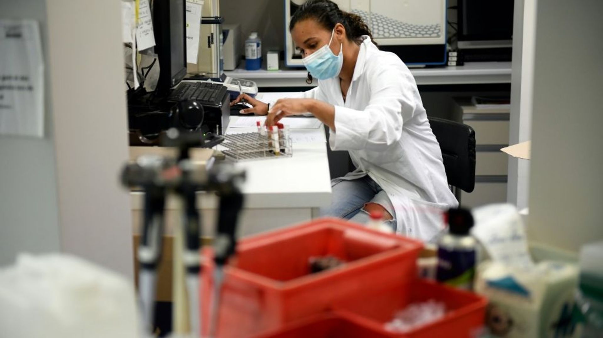 Un laboratoire d'analyses dans un centre de vaccination contre la variole du singe, le 3 août 2022 à Paris