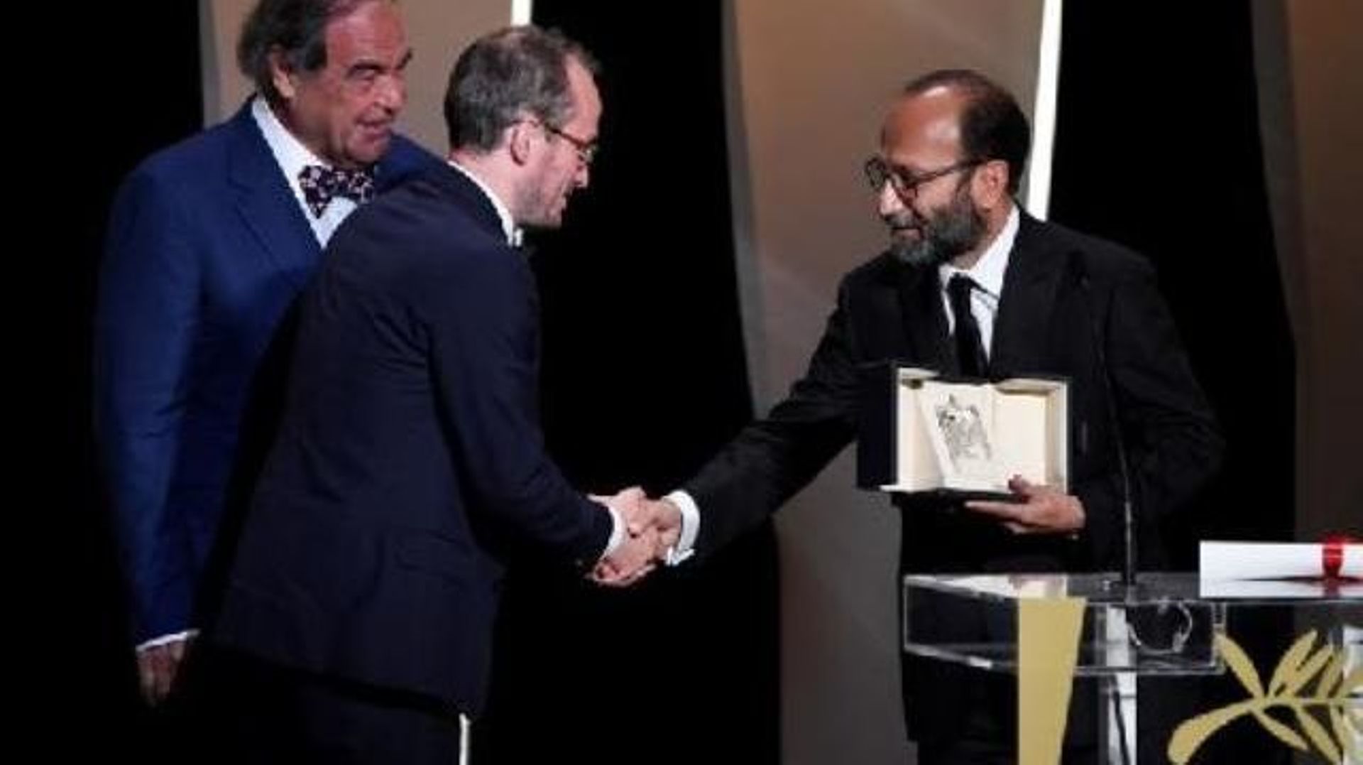 Asghar Farhadi reçoit le Grand Prix à Cannes et veut 'éveiller les  consciences' en Iran 
