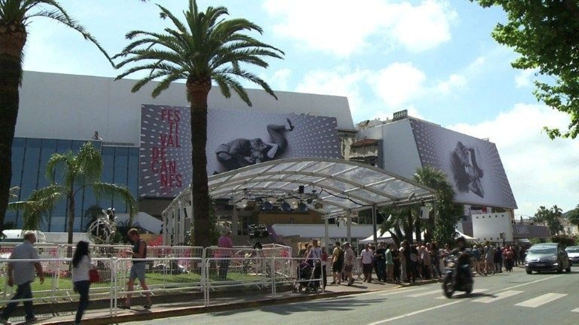La croisette et ses habitants se préparent à recevoir la foule de curieux et de professionnels qui envahit chaque année Cannes