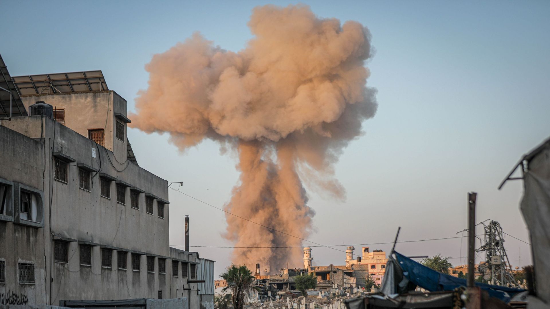 Avant une réunion à la Maison Blanche consacrée à l’après-guerre, l’armée israélienne intensifie ses actions autour de Gaza