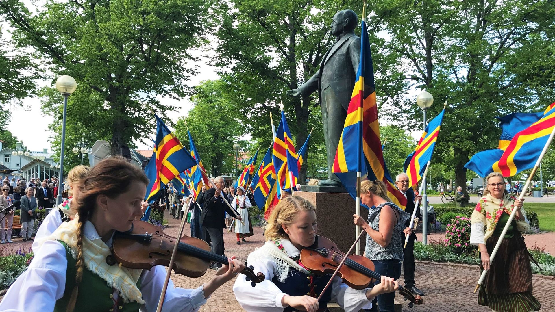 La marche du 9 juin s'arrête toujours devant la statue de Julius Sundblom, ancien journaliste et homme politique alandais, qui a mené le mouvement en faveur du rattachement de Aland à la Suède. Il est ensuite devenu le premier président du parlement de Al