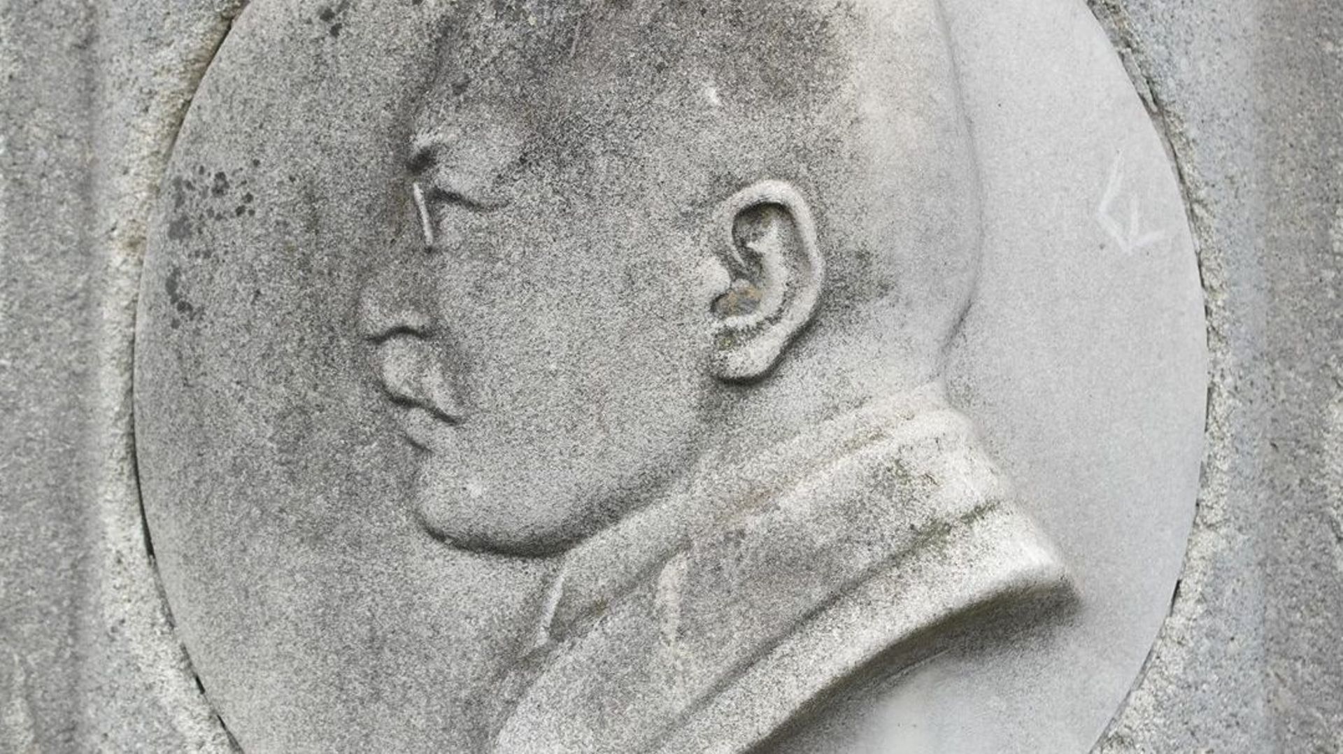 Profil d’Hippolyte De Kempeneer sur le monument qui lui est dédié, avenue Limbourg, à Anderlecht