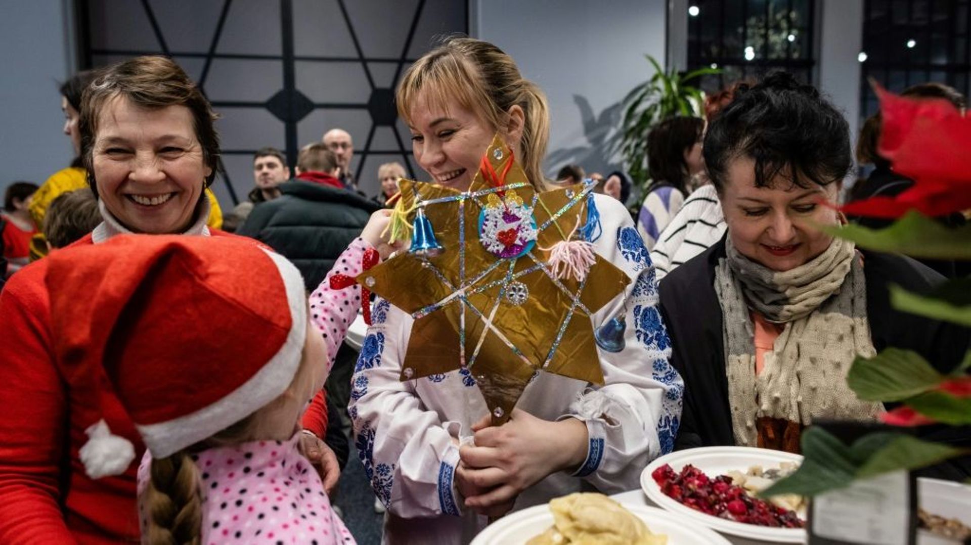 Des réfugiés ukrainiens fêtent Noël dans un théâtre à Varsovie le 6 janvier 2023