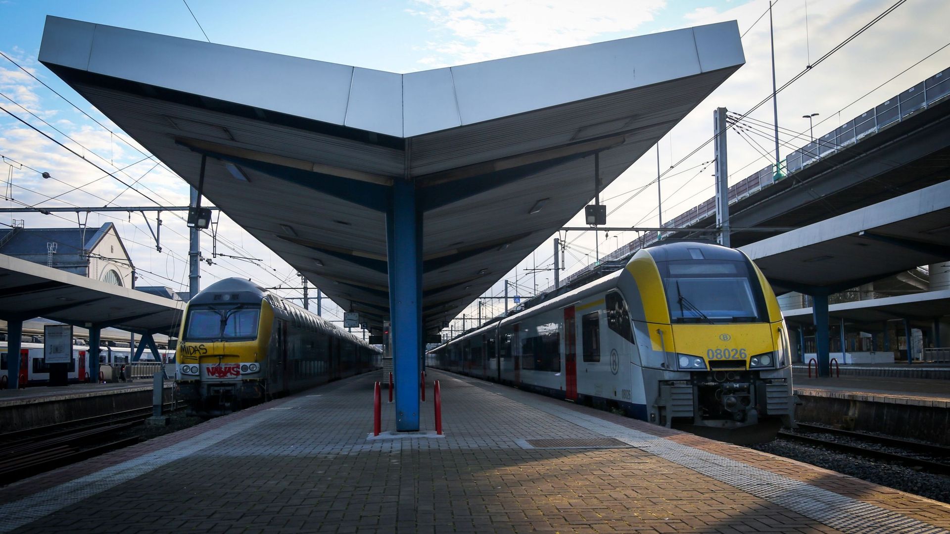 Des trains à quai à la gare de Charleroi Sud.