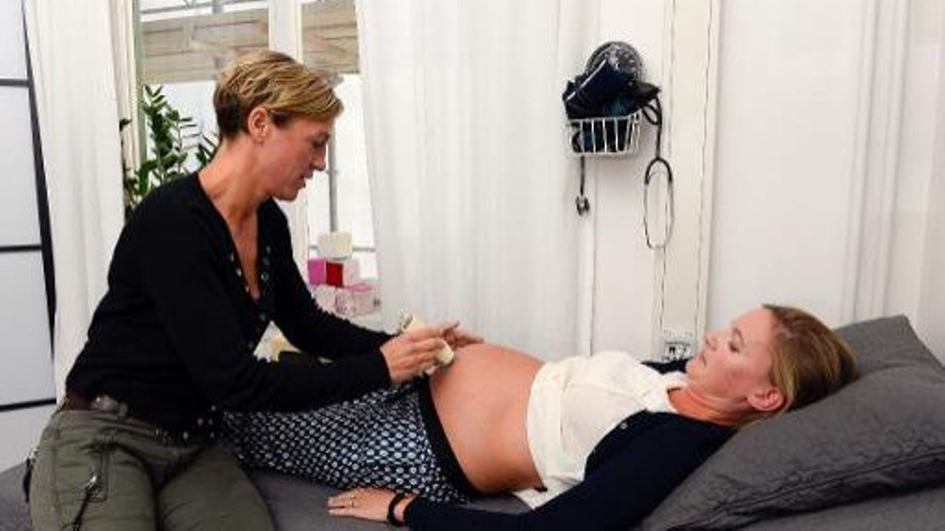 La sage-femme Sofie Laaftman examine l'une de ses patientes dans une clinique de Stockholm, le 3 septembre 2013