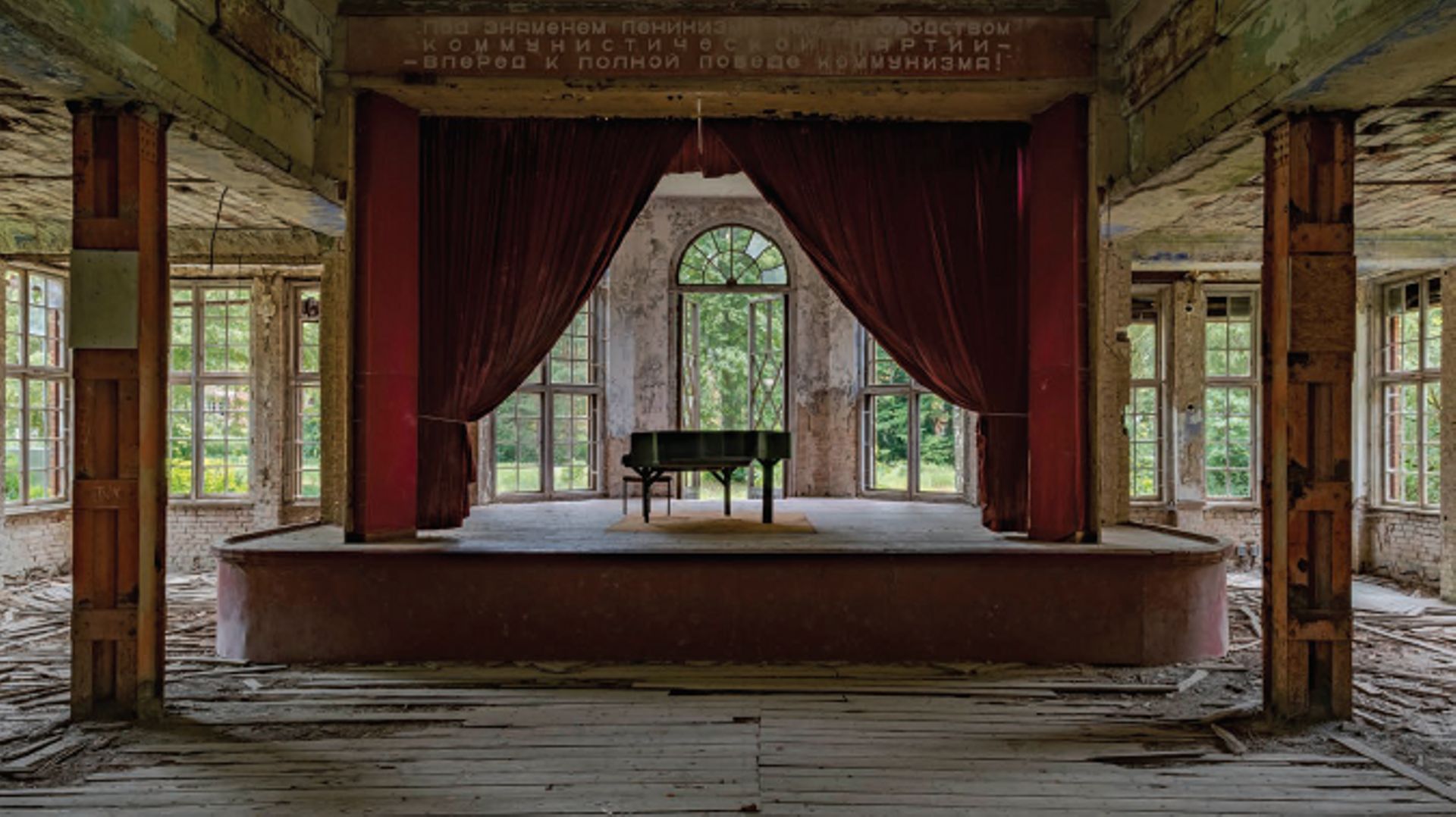 Une salle de concert abandonnée par l'Armée rouge