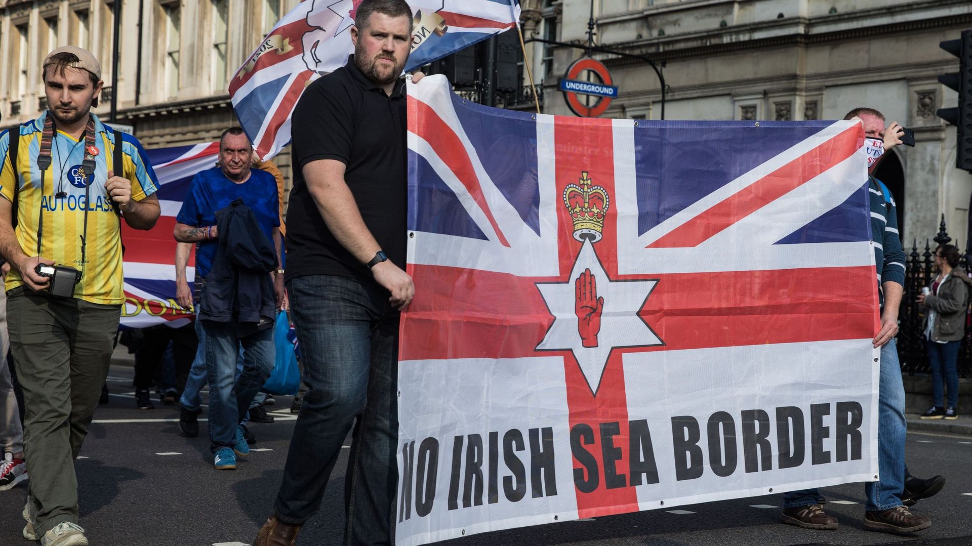 Des unionistes marchent vers Downing Street via Parliament Square pour manifester contre le protocole sur l'Irlande du Nord entre le Royaume-Uni et l'Union européenne, le 9 octobre 2021 à Londres, Royaume-Uni.