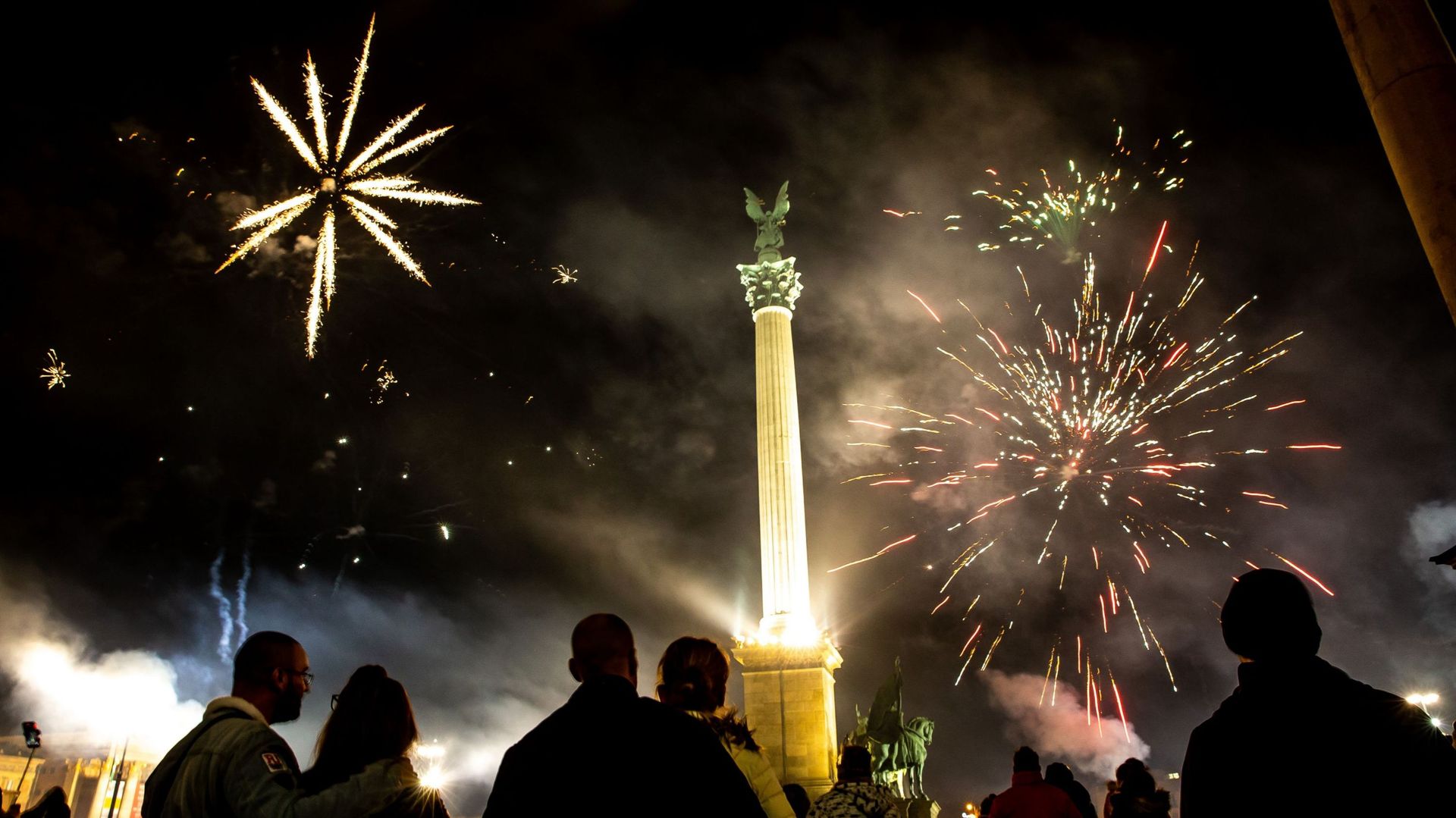 Des feux d'artifice illuminent le ciel nocturne de la place des Héros lors des célébrations du nouvel an à Budapest, en Hongrie, le 1er janvier 2021.