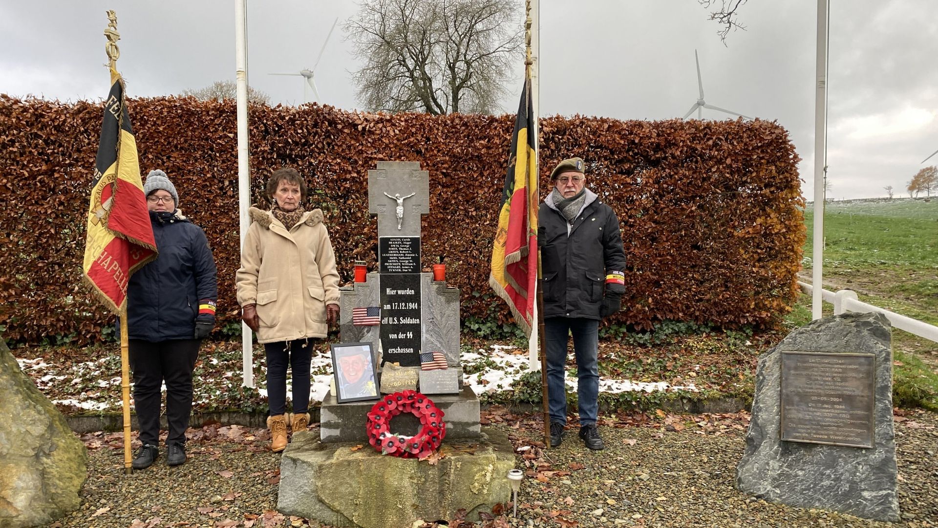 Le mémorial a été érigé par Hermann Langer, fils de la famille ayant accueilli les 11 soldats massacrés à Wereth.