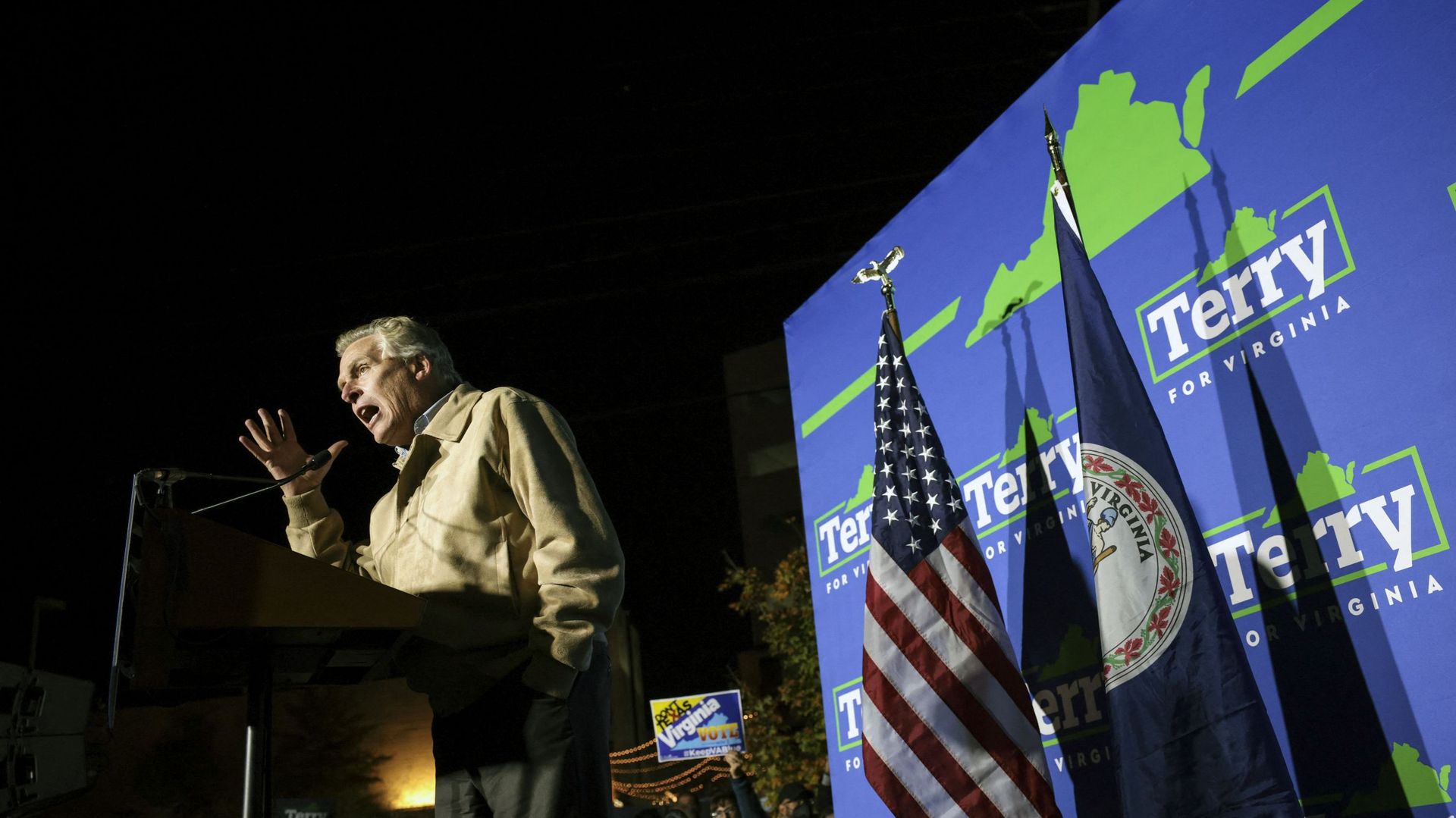 Le candidat démocrate au poste de gouverneur, Terry McAuliffe, prononce un discours lors d'un événement de campagne.