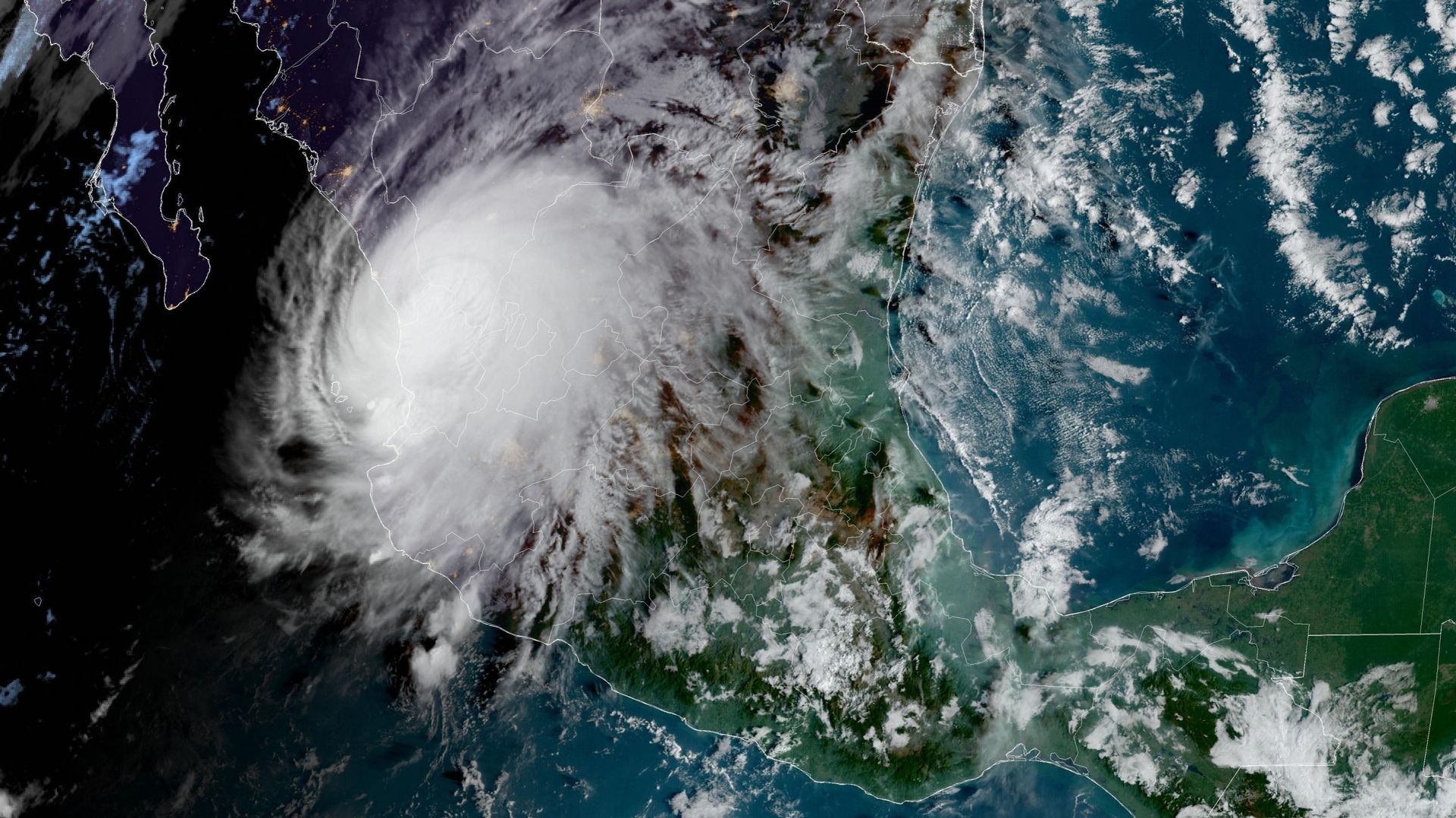 Huracán de categoría 3 Roslyn llega a México