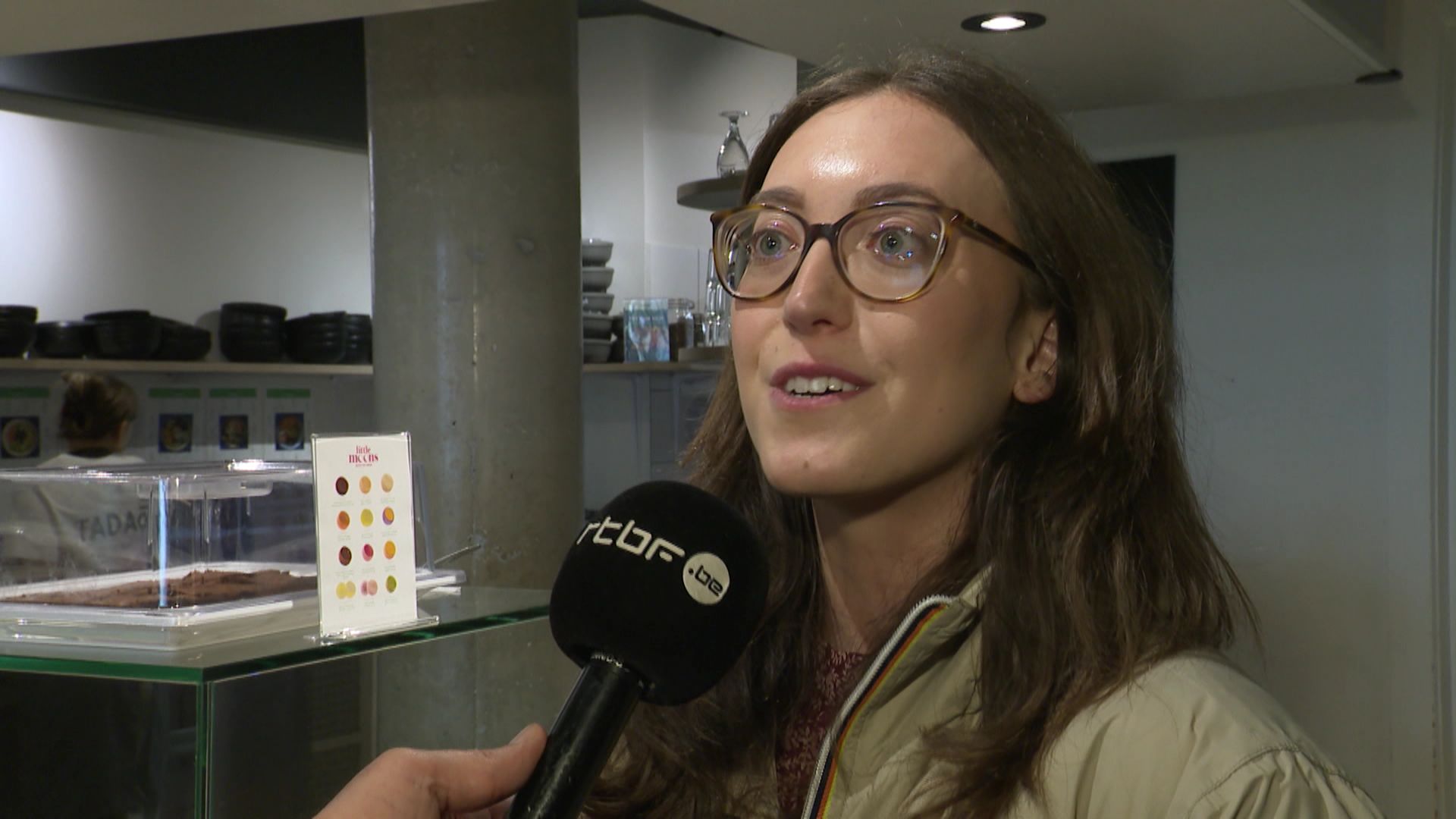 Une cliente, visiblement ravie par le concept.