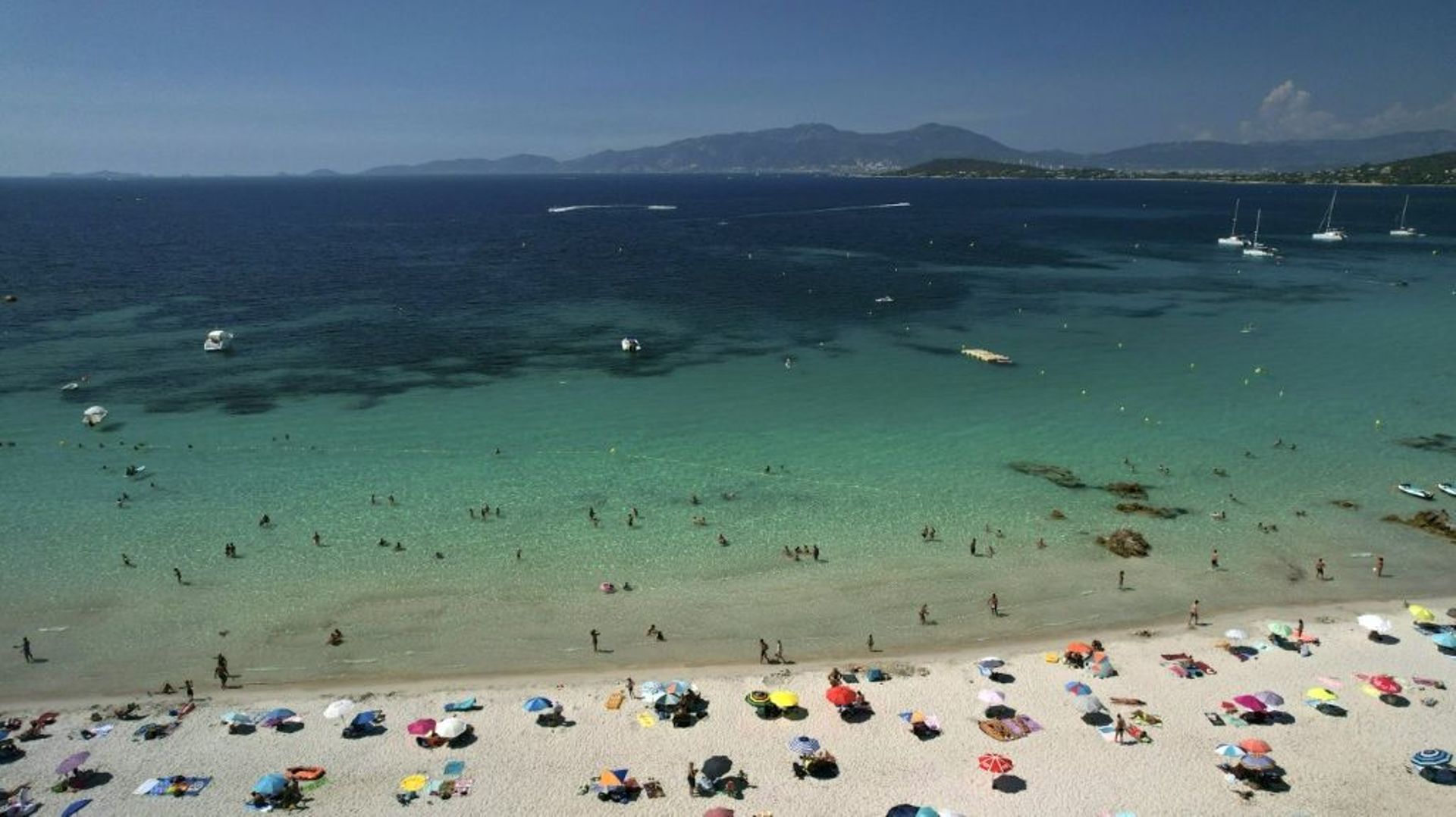 Des vacanciers sur une plage de Pietrosella, le 17 juillet 2022 en Corse