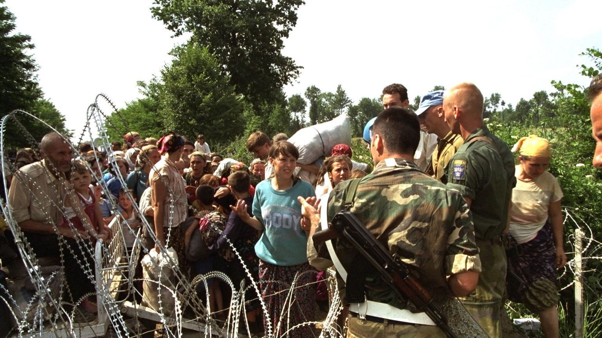 Srebrenica, quelques heures avant le massacre ciblé des hommes et garçons musulmans, la population implore les Casques bleus de les protéger.