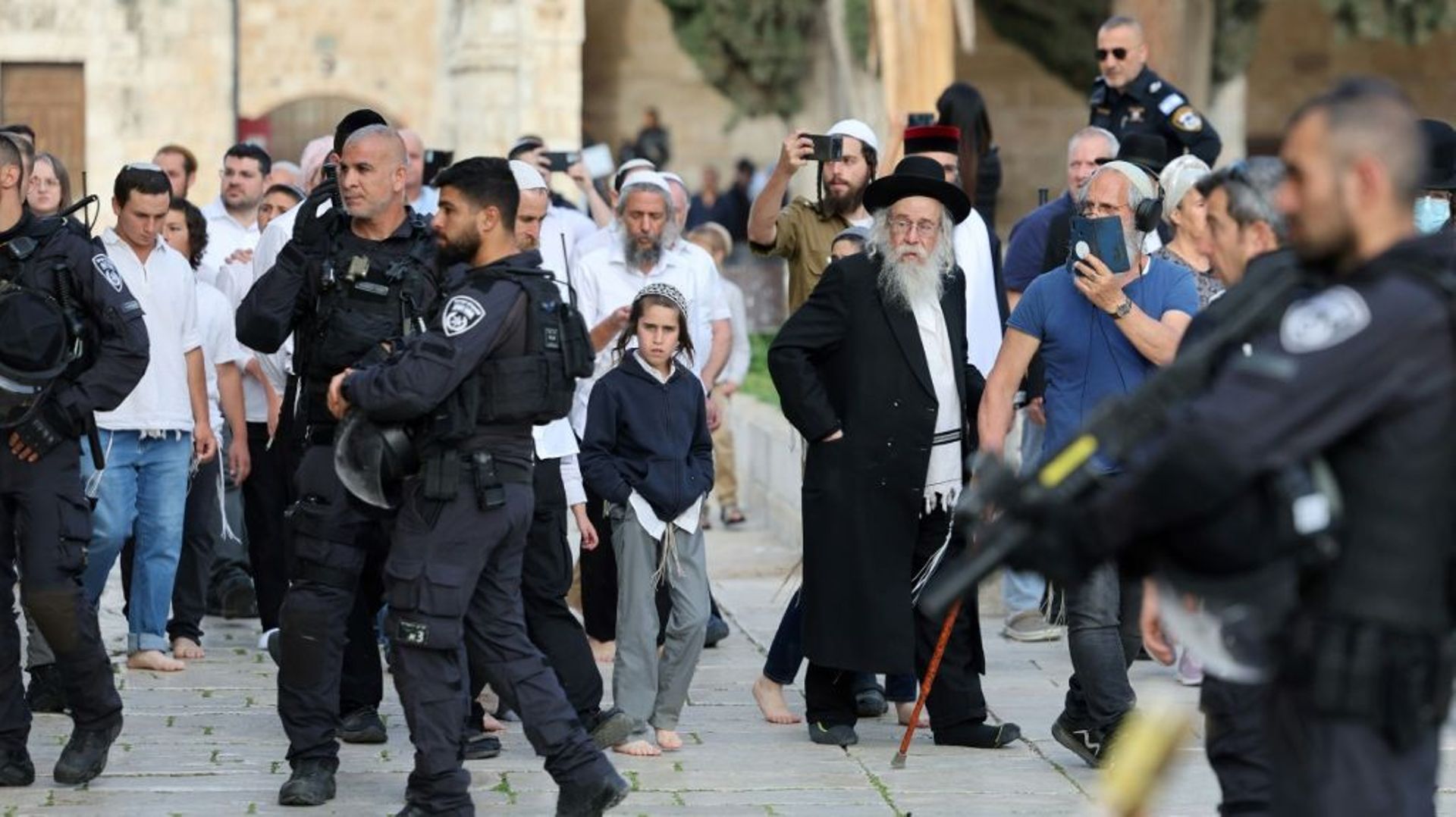 Des soldats israéliens escortent des visiteurs juifs sur l’esplanade des mosquées, le 9 avril 2023 à Jérusalem.