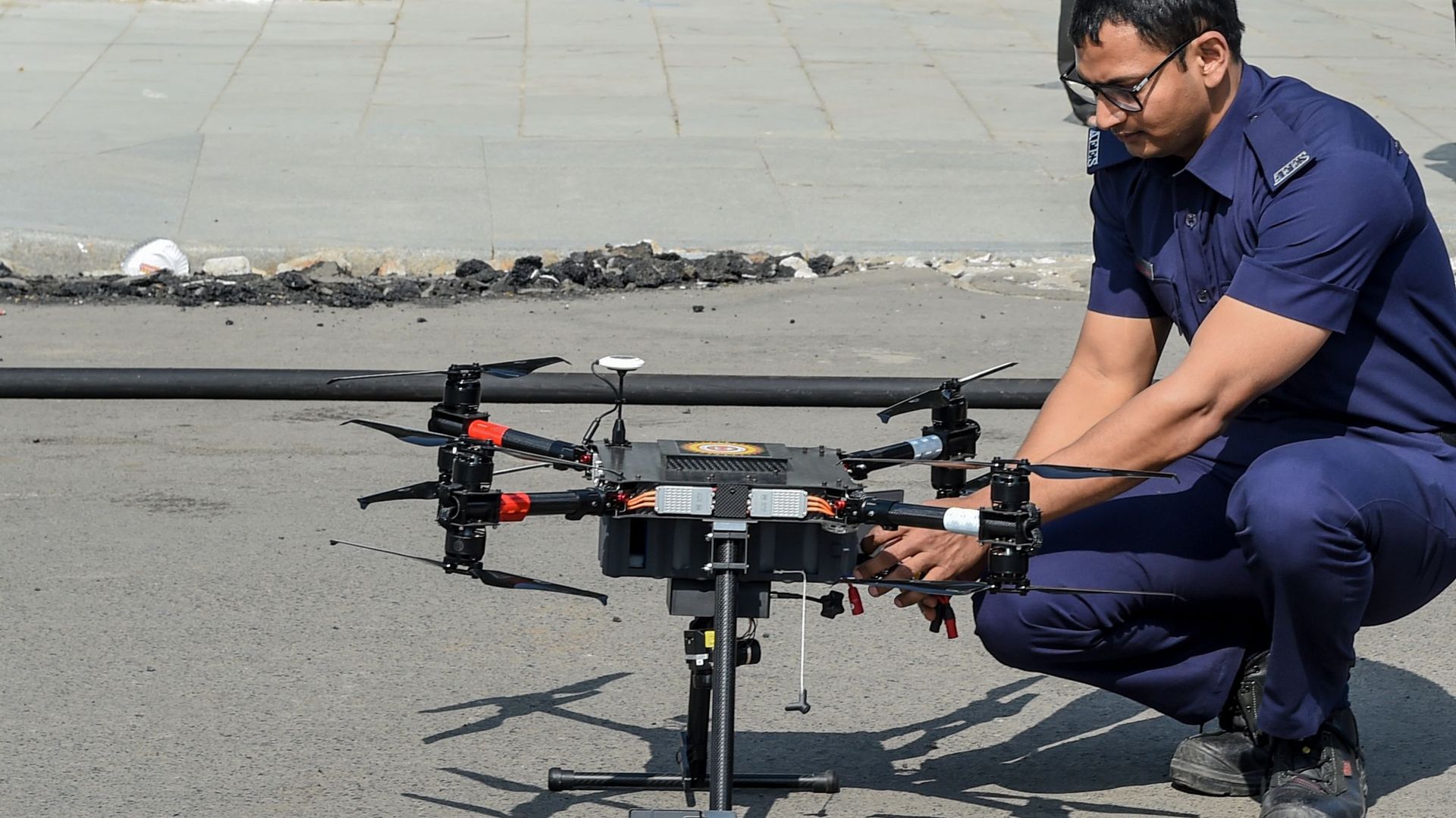 Comme en France (ici un pompier français en opération à Ahmedabad, le 23 janvier), les combattants du feu wallons disposeront de drones.
