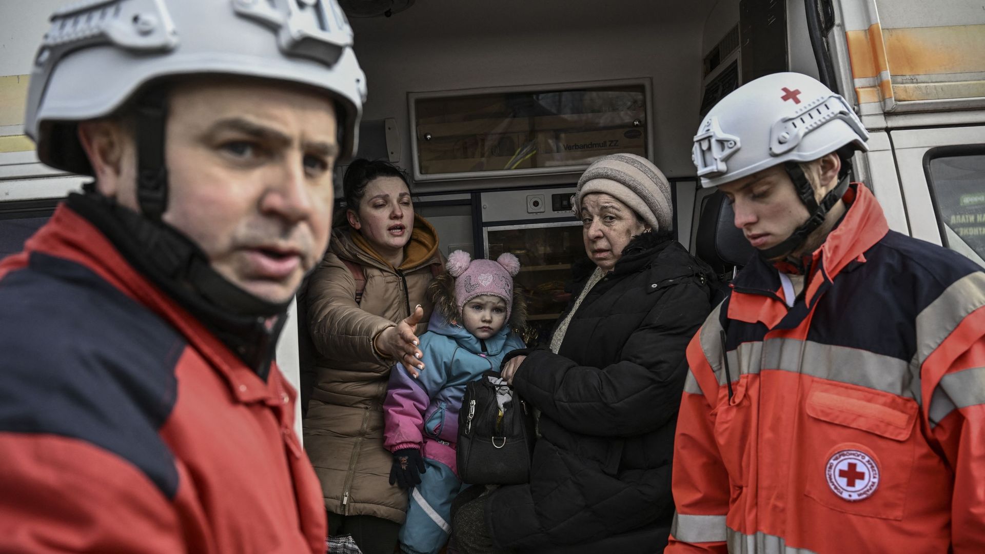 Des membres de la Croix-Rouge viennent en aide aux personnes qui fuient la ville d'Irpin, à l'ouest de Kiev, le 7 mars 2022.